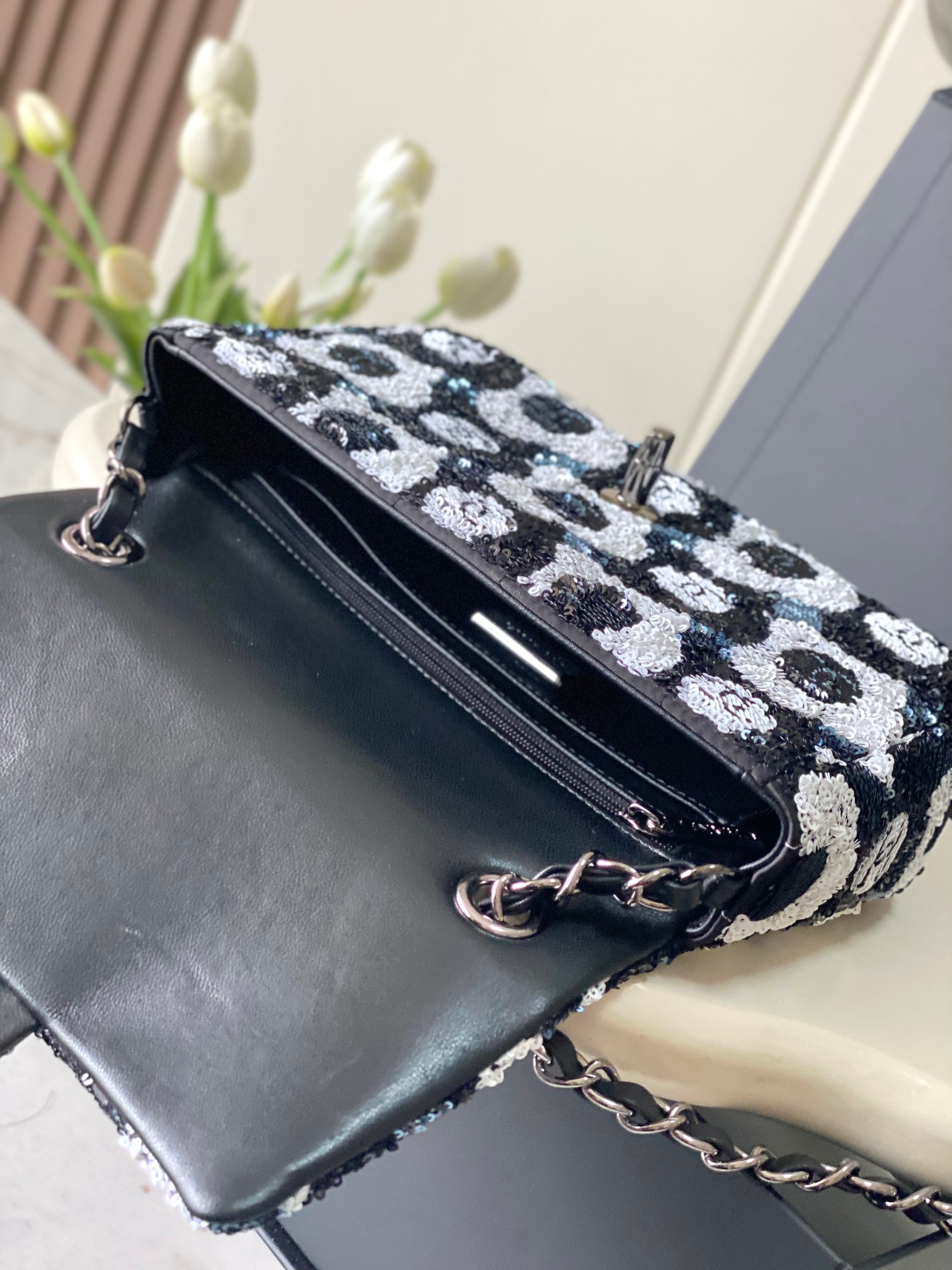 CHANEL MINI CF Camellia Sequined Evening Clutch Sheepskin lining + Full metal hardware Dimensions: 20x14x7cm Style No.: 4418
