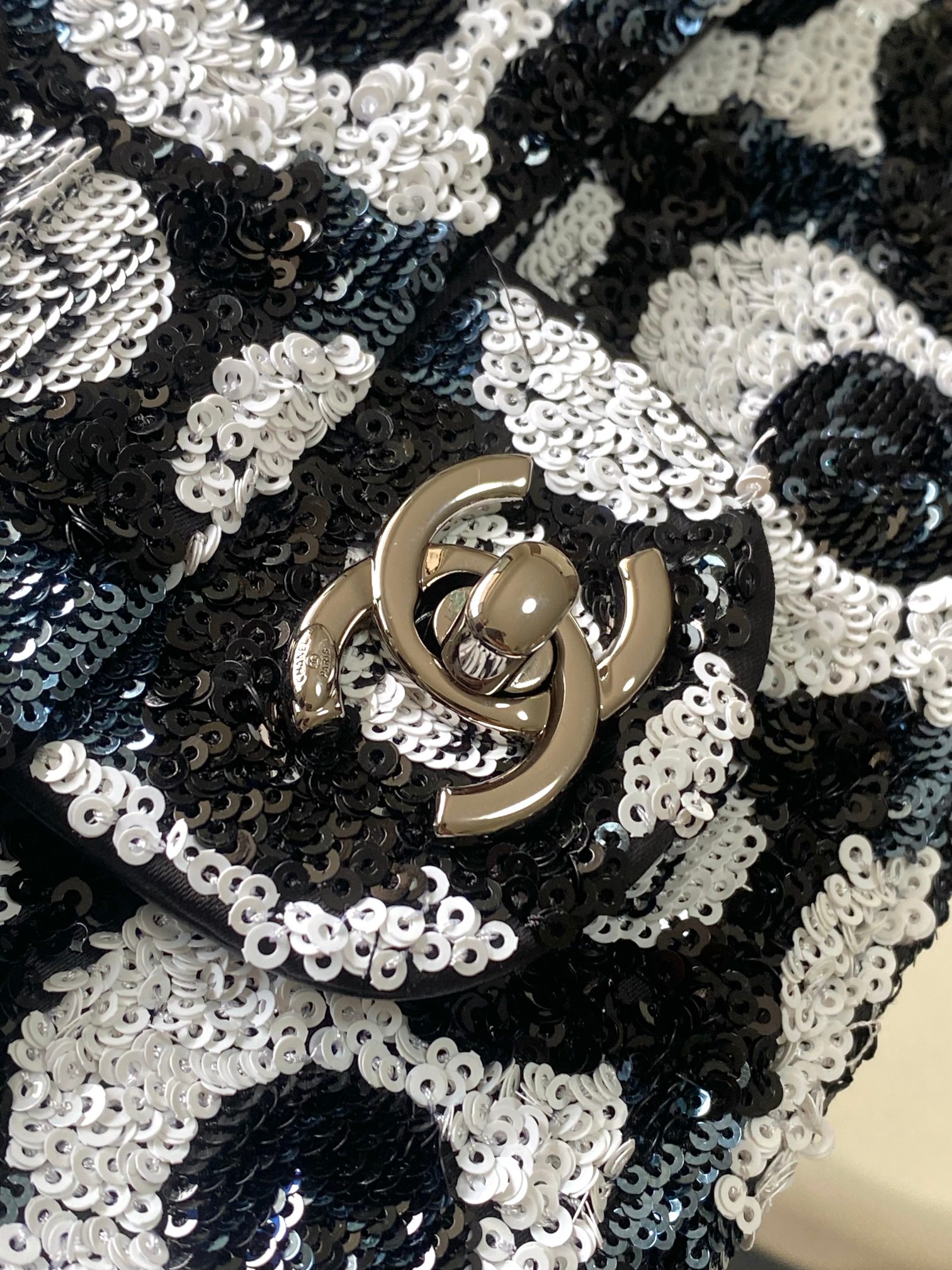 CHANEL MINI CF Camellia Sequined Evening Clutch Sheepskin lining + Full metal hardware Dimensions: 20x14x7cm Style No.: 4418