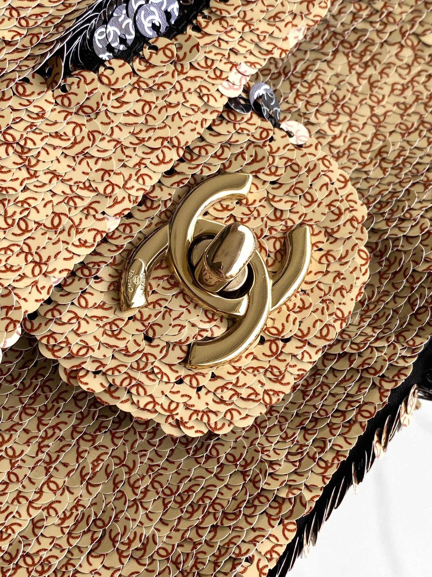 CHANEL MINI CF CLUTCH Dimensions: 20x14x7cm Style No.: 4140