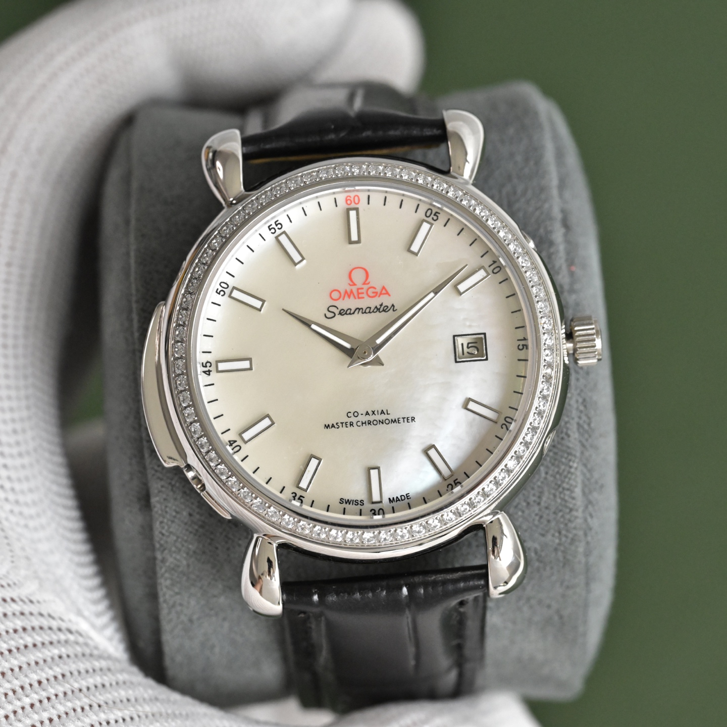 Omega Exquisite craftsmanship, ultimate luxury! Refined men's watch with genuine leather strap