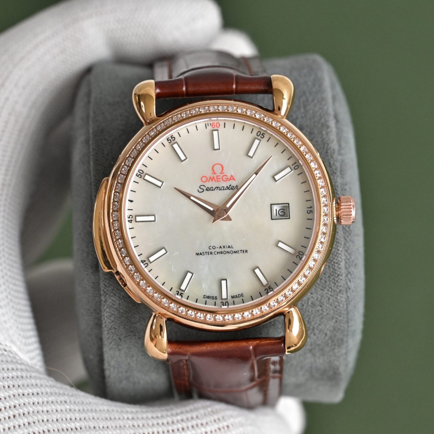 Omega Exquisite craftsmanship, ultimate luxury! Refined men's watch with genuine leather strap