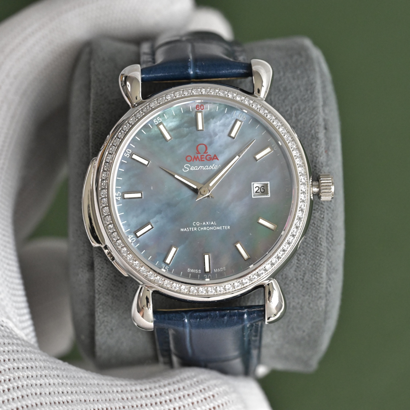 Omega Exquisite craftsmanship, ultimate luxury! Refined men's watch with genuine leather strap