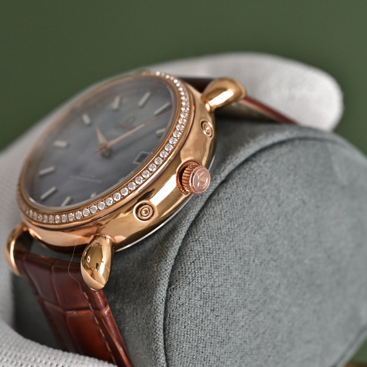 Omega Exquisite craftsmanship, ultimate luxury! Refined men's watch with genuine leather strap