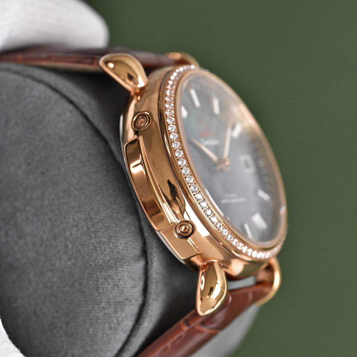 Omega Exquisite craftsmanship, ultimate luxury! Refined men's watch with genuine leather strap