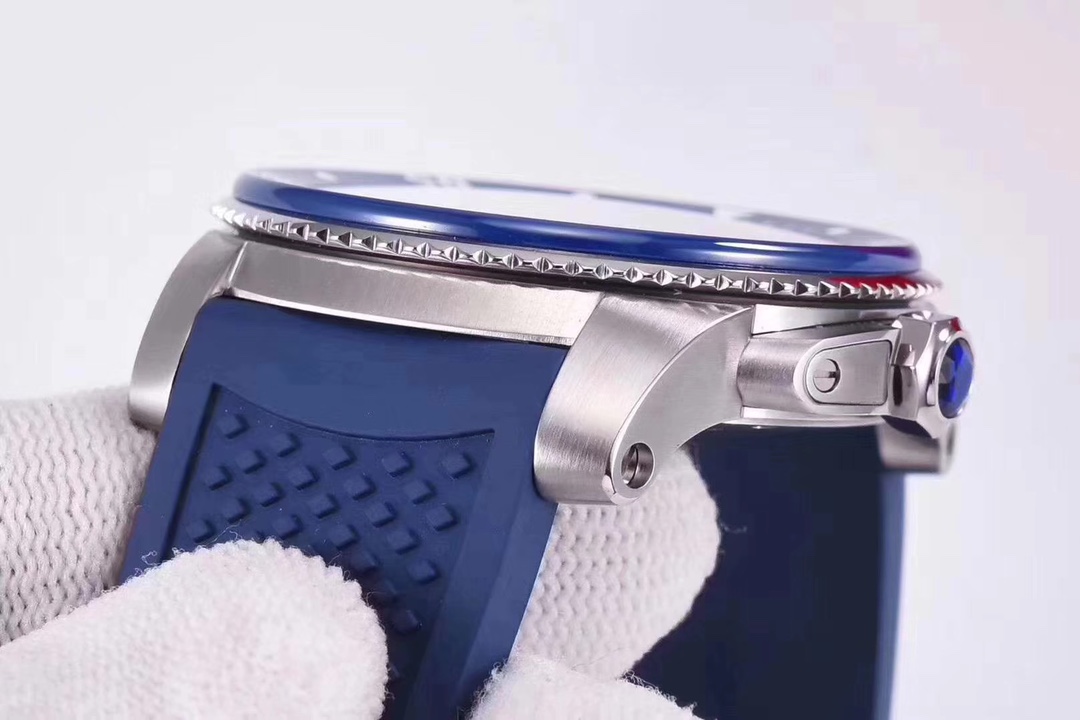 Cartier Calibre Diving Collection 42 x 11 mm, stainless steel case, ceramic bezel, sapphire crystal, water-resistant to 50 metres