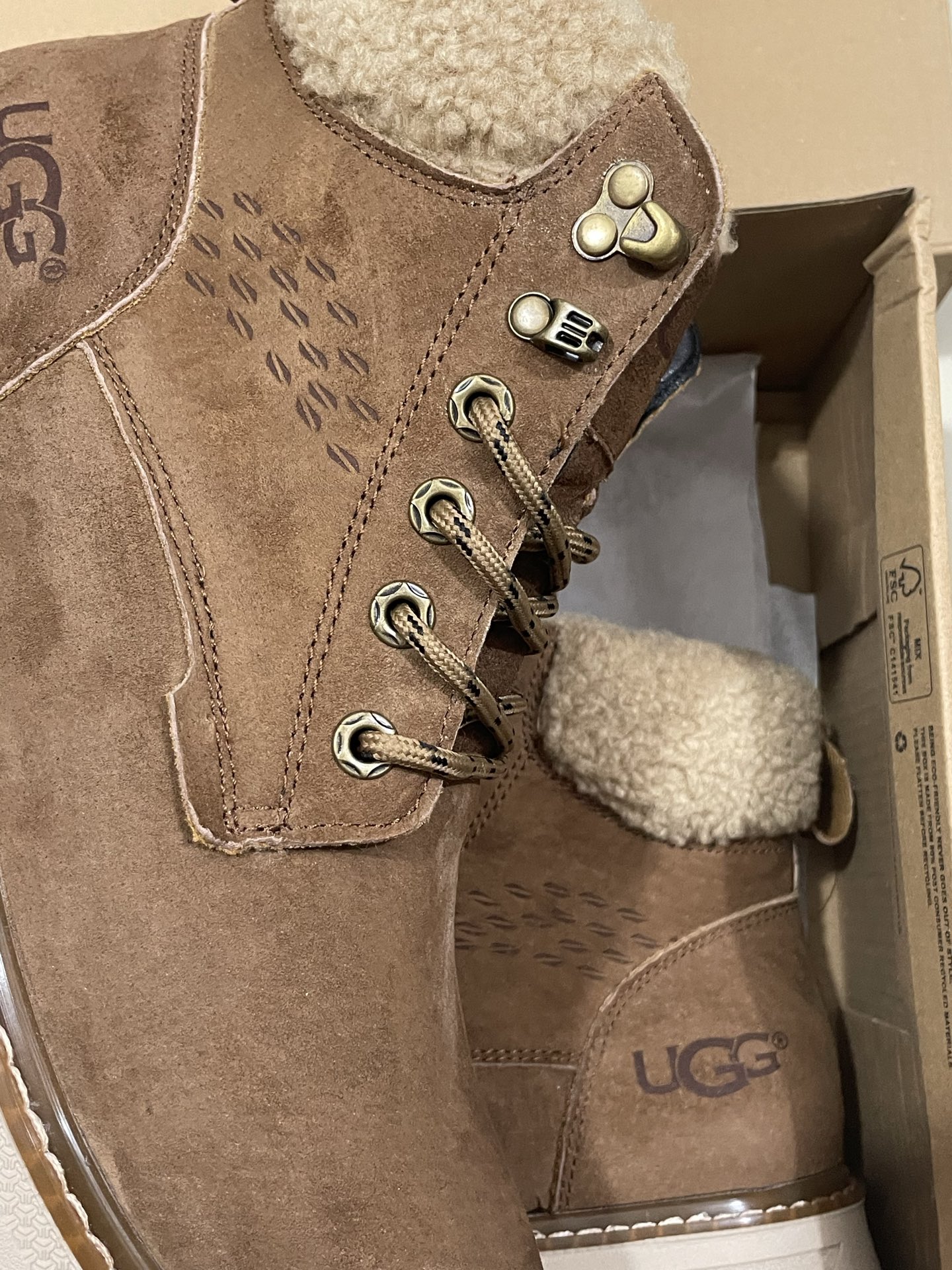 UGG Larus Leather Boot
