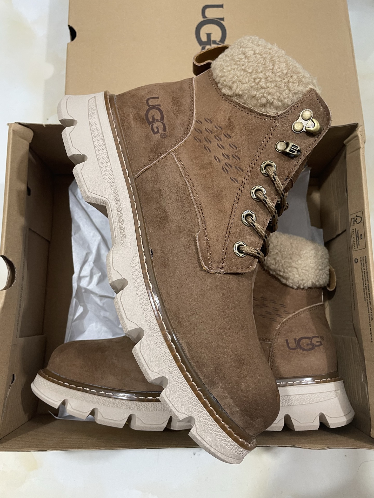 UGG Larus Leather Boot