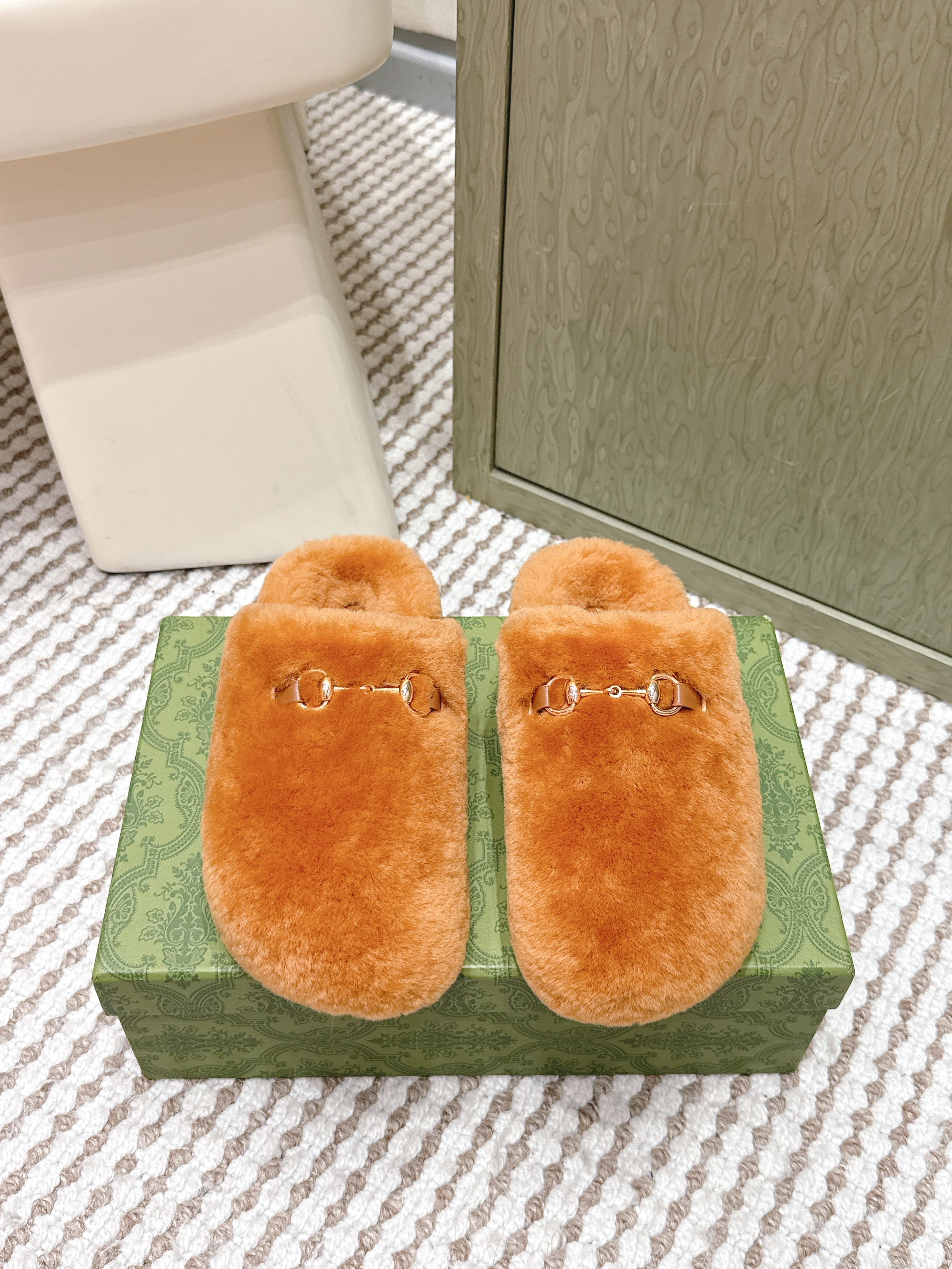 Gucci Fall Winter 2025 New Arrival Woolen Oversized Knit Slippers