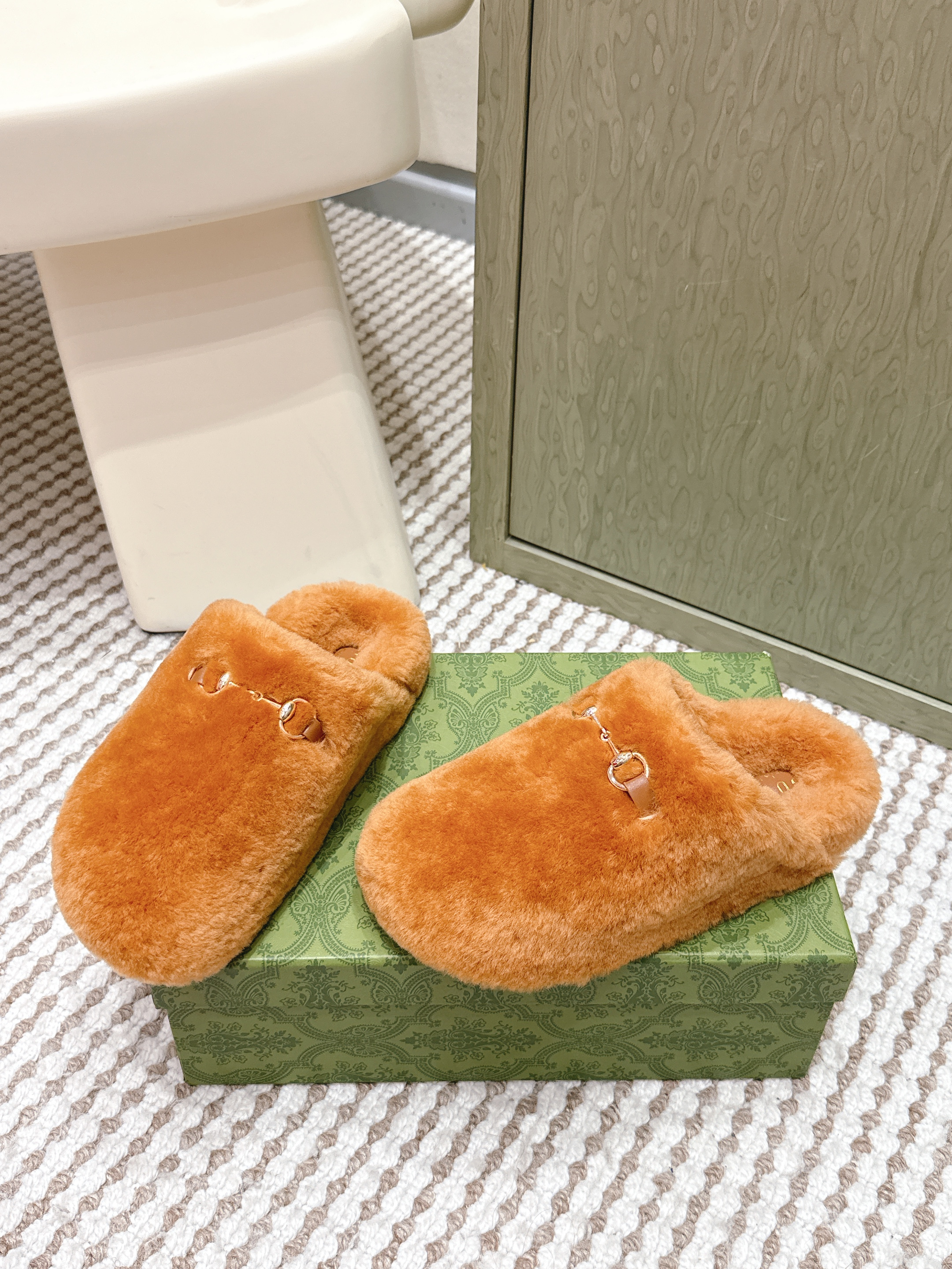 Gucci Fall Winter 2025 New Arrival Woolen Oversized Knit Slippers