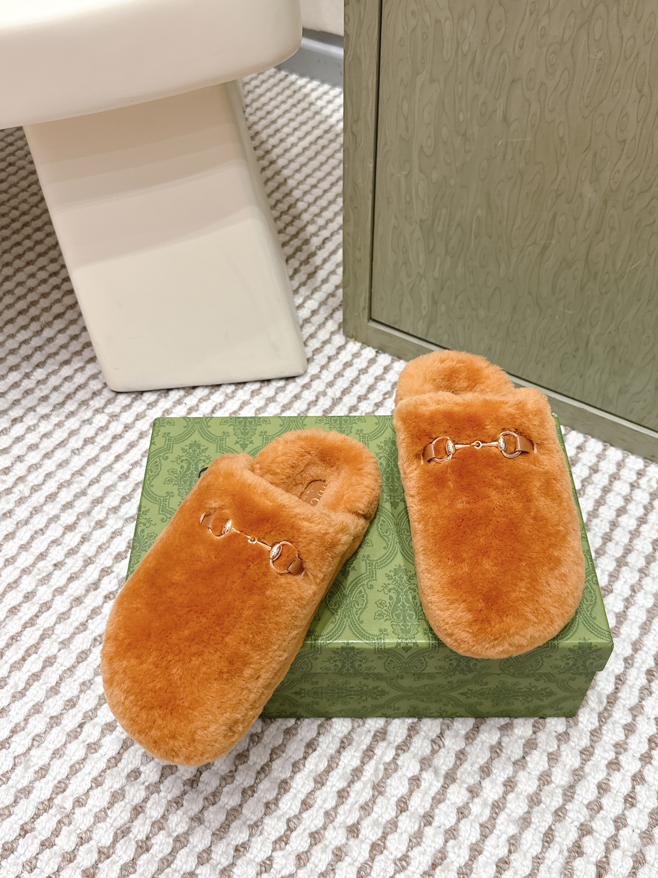 Gucci Fall Winter 2025 New Arrival Woolen Oversized Knit Slippers