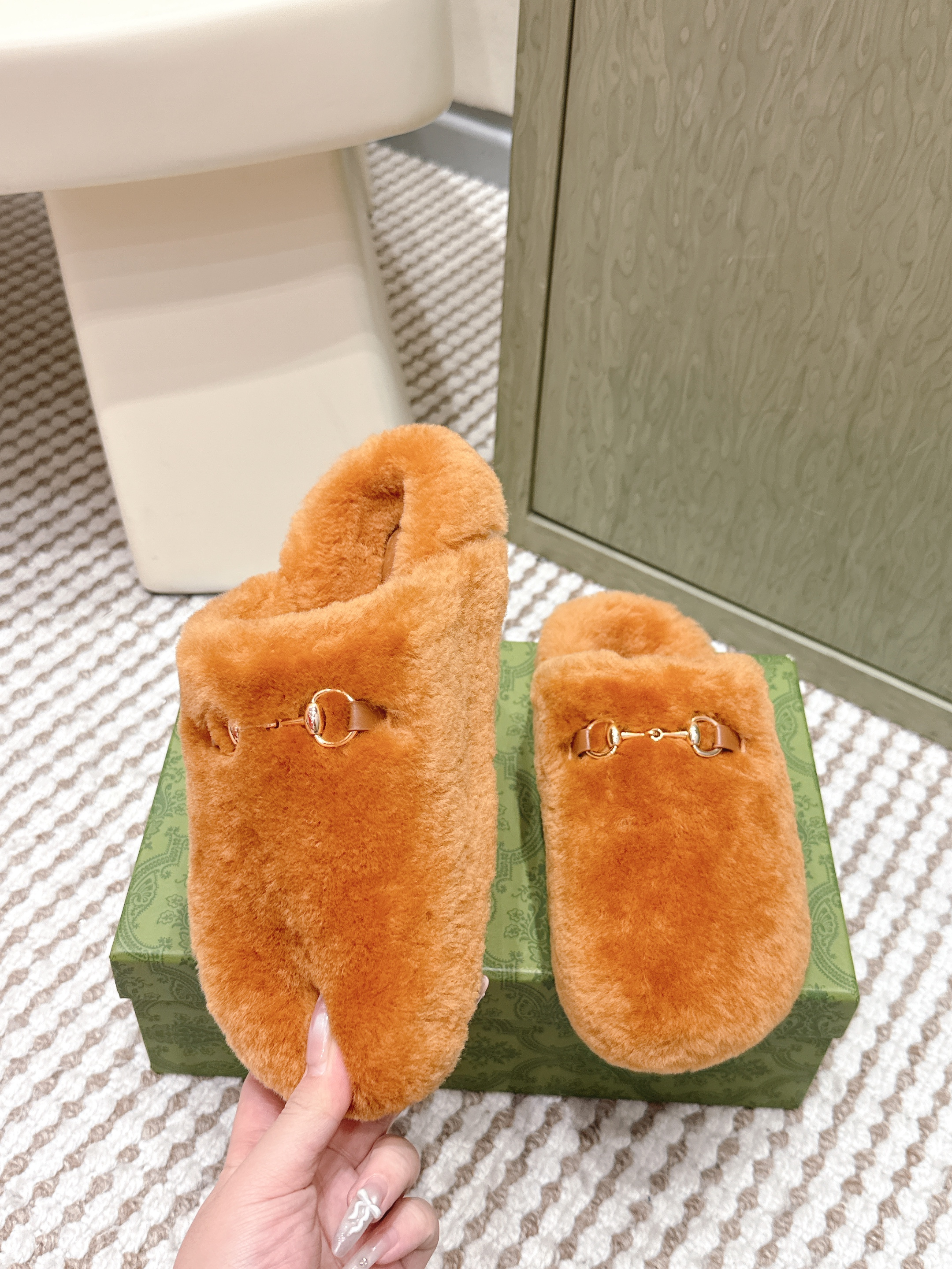 Gucci Fall Winter 2025 New Arrival Woolen Oversized Knit Slippers