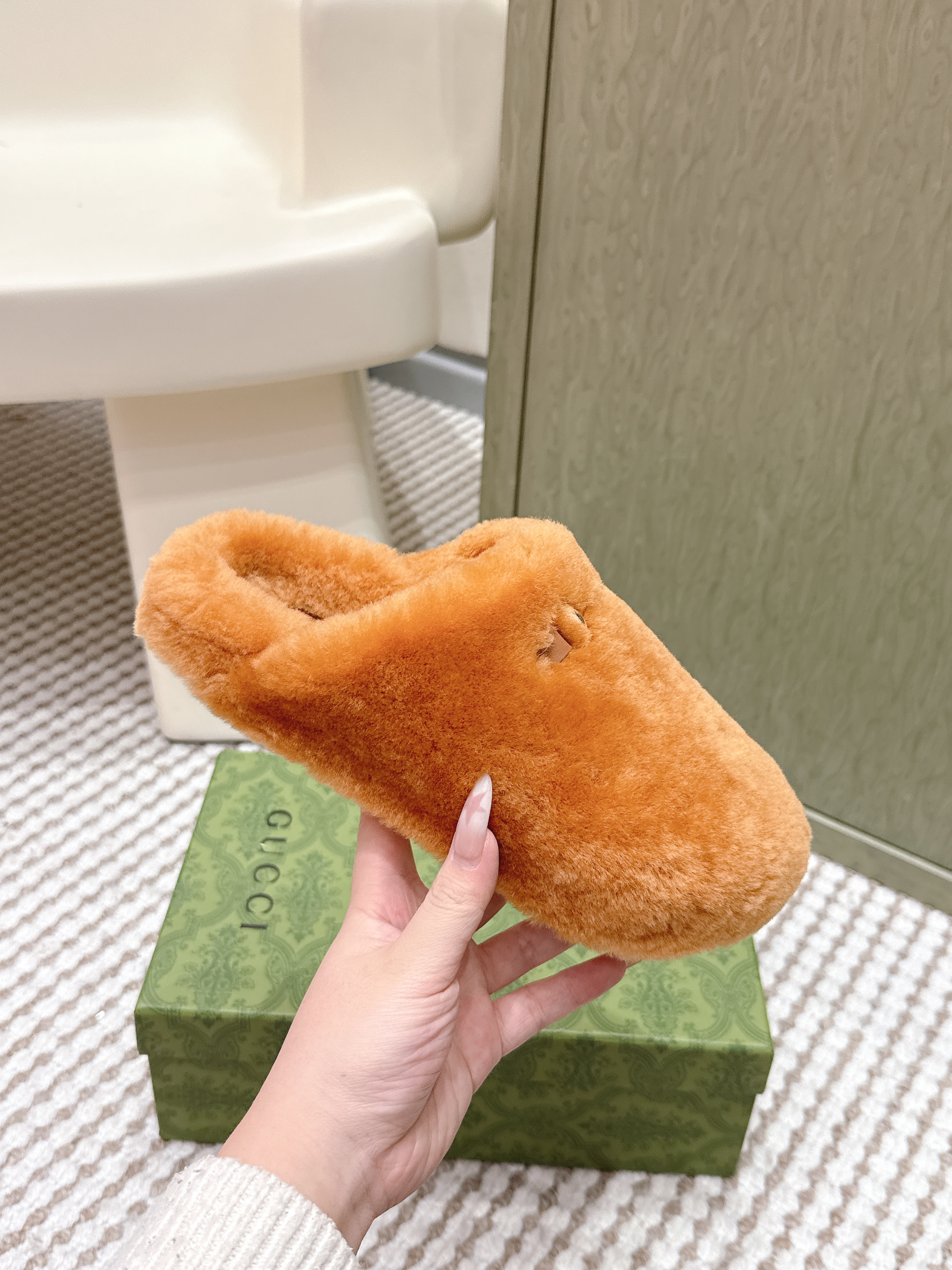 Gucci Fall Winter 2025 New Arrival Woolen Oversized Knit Slippers