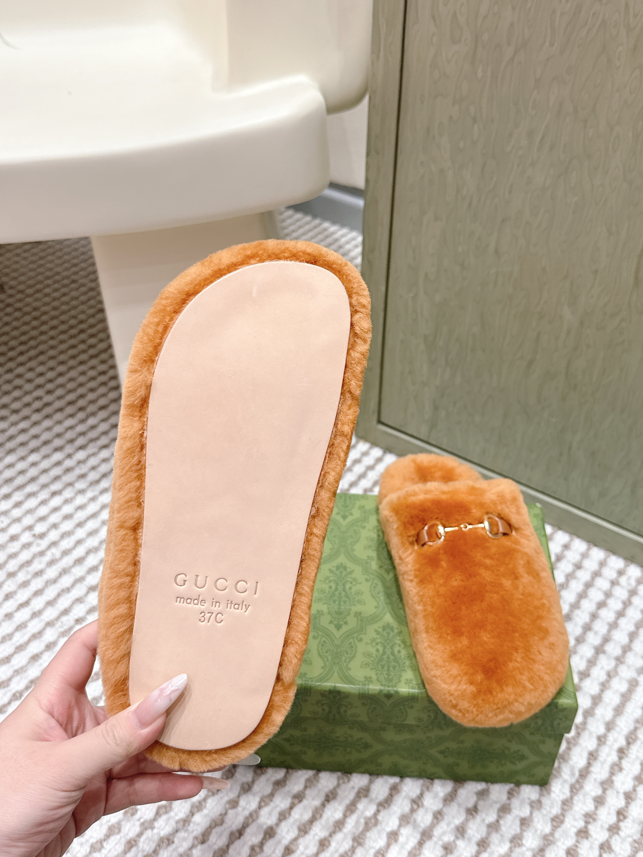 Gucci Fall Winter 2025 New Arrival Woolen Oversized Knit Slippers