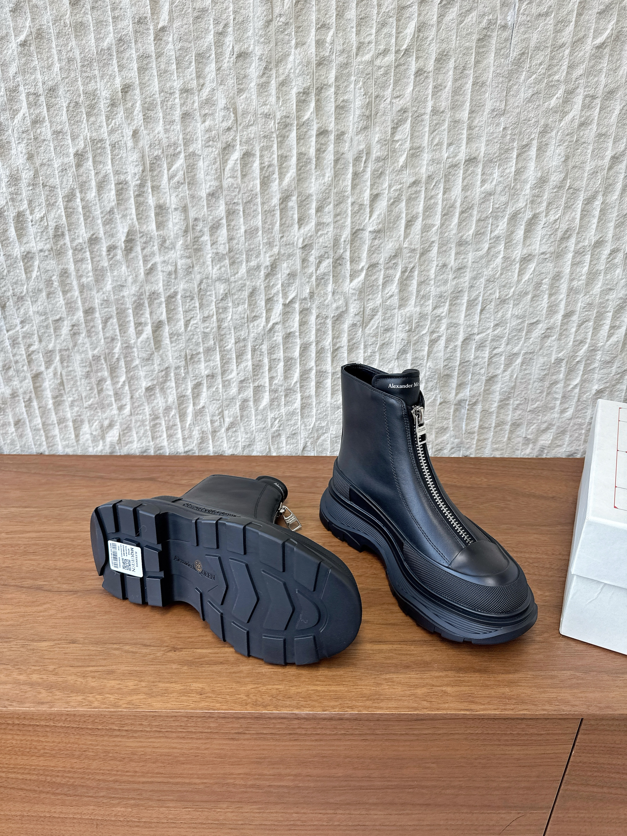 McQueen 2025 Fall Winter  New Arrival Tread Sli Zipper Boots Ankle Boots