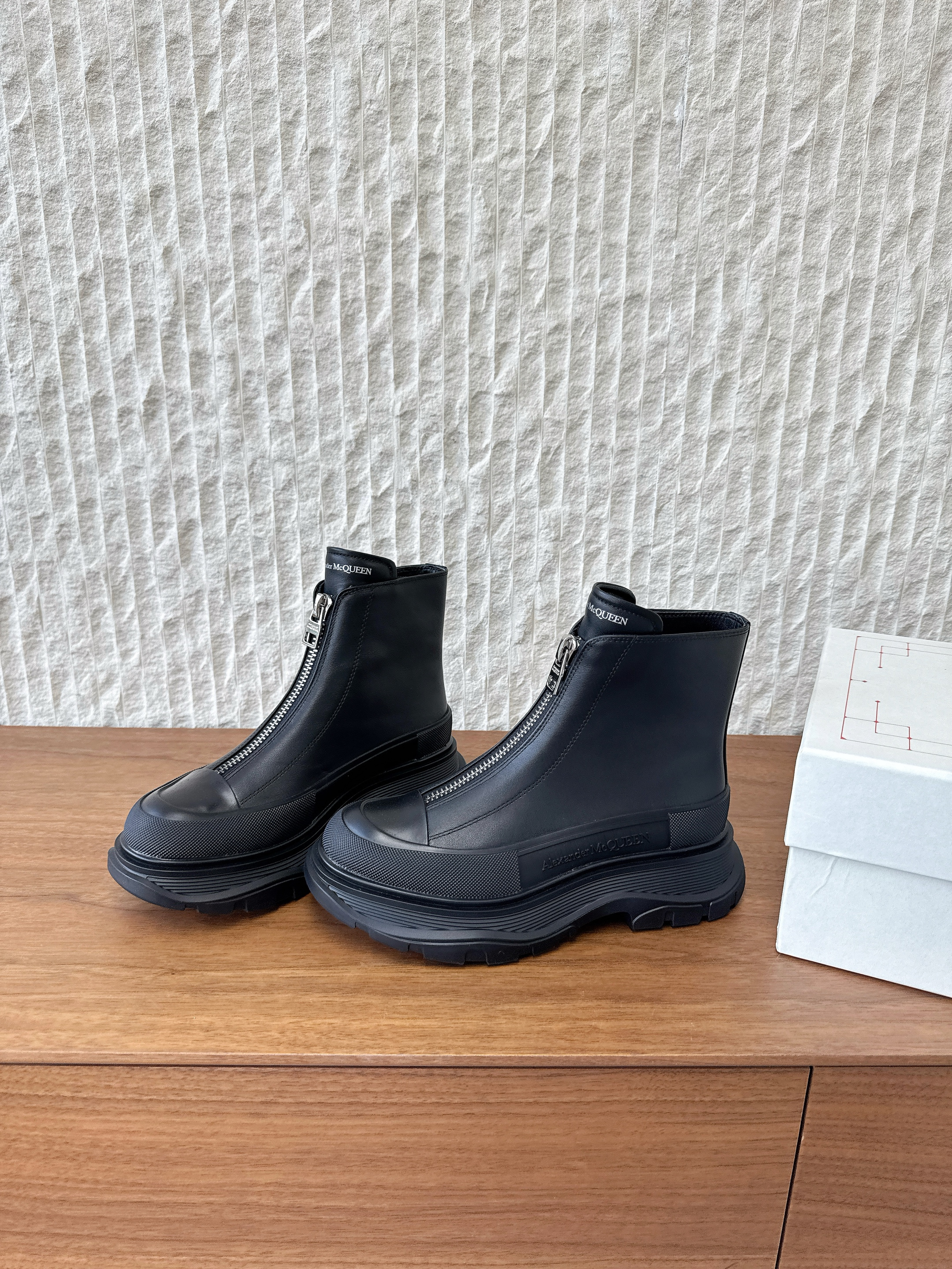 McQueen 2025 Fall Winter  New Arrival Tread Sli Zipper Boots Ankle Boots