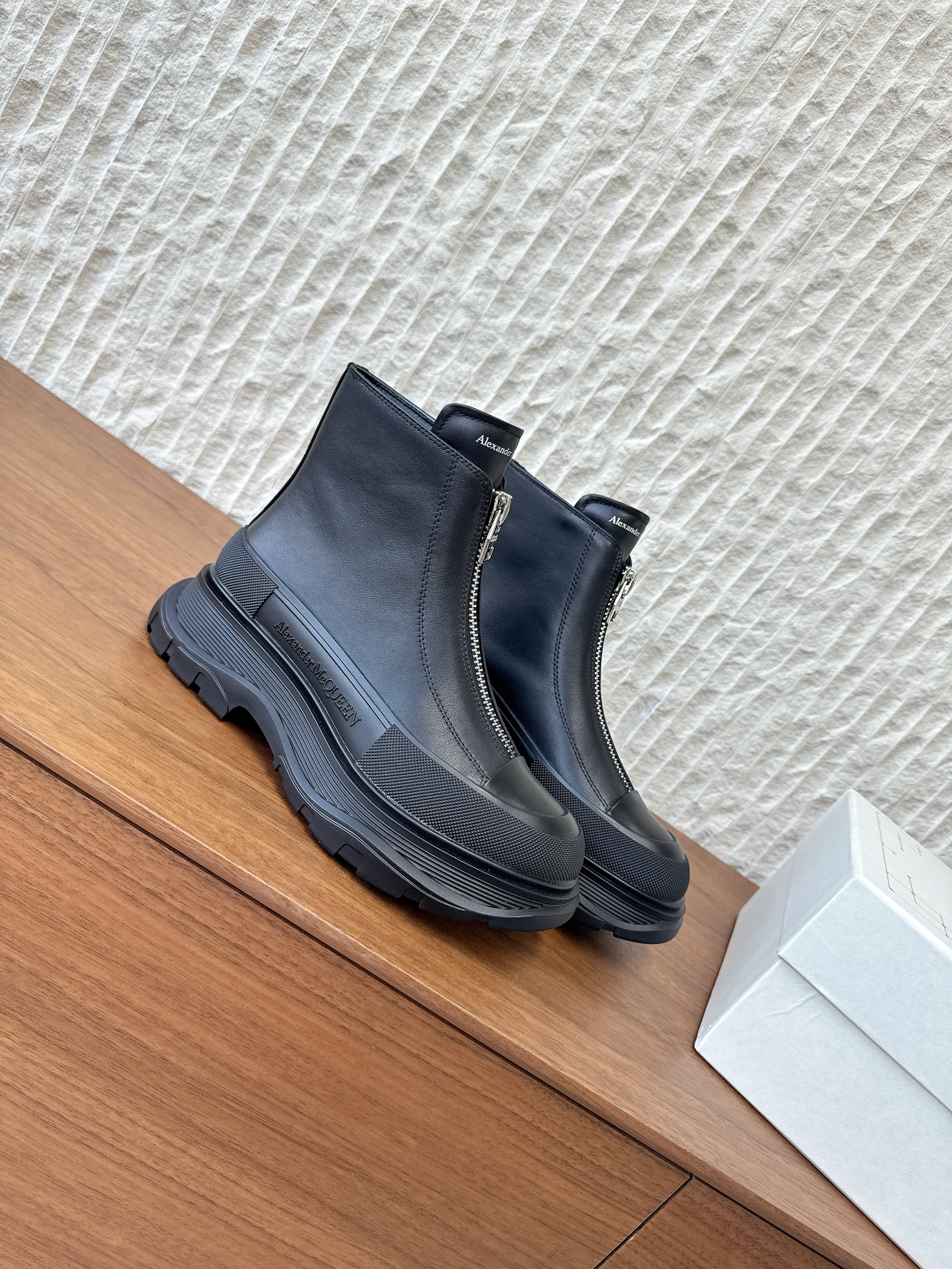 McQueen 2025 Fall Winter  New Arrival Tread Sli Zipper Boots Ankle Boots