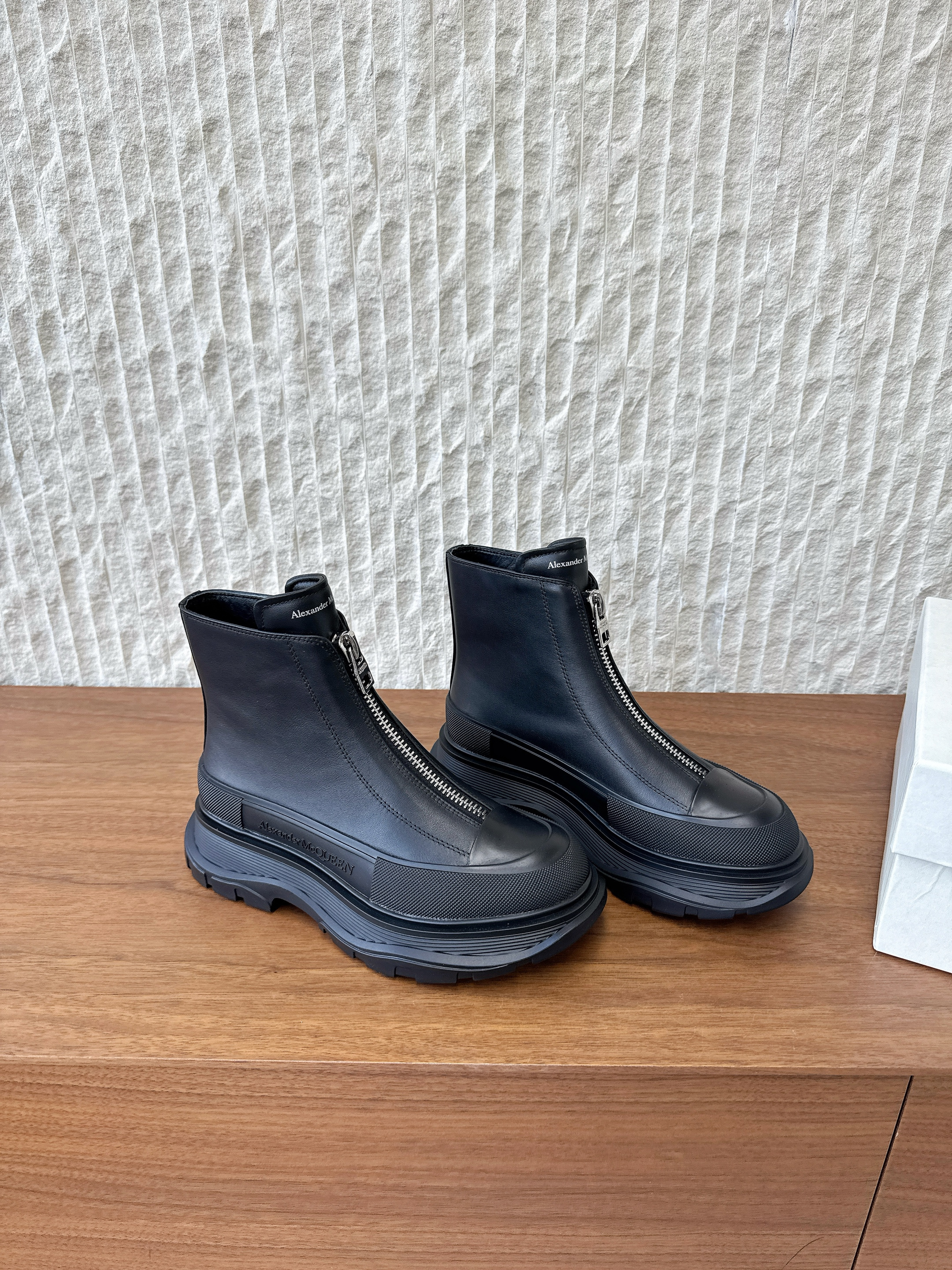 McQueen 2025 Fall Winter  New Arrival Tread Sli Zipper Boots Ankle Boots