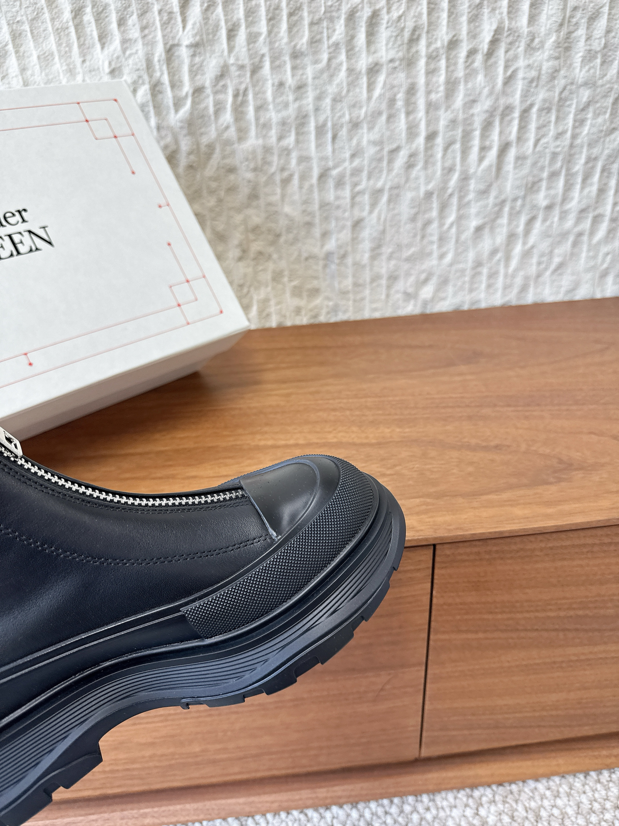 McQueen 2025 Fall Winter  New Arrival Tread Sli Zipper Boots Ankle Boots