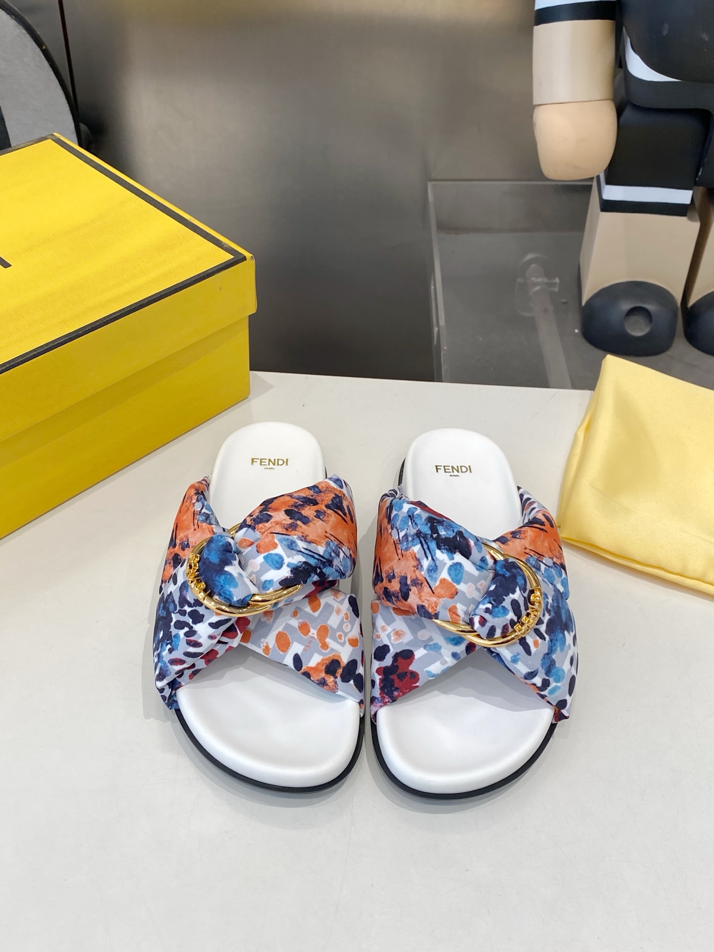 Fendi 2026 Summer Classic Buckle-Adorned Slippers
