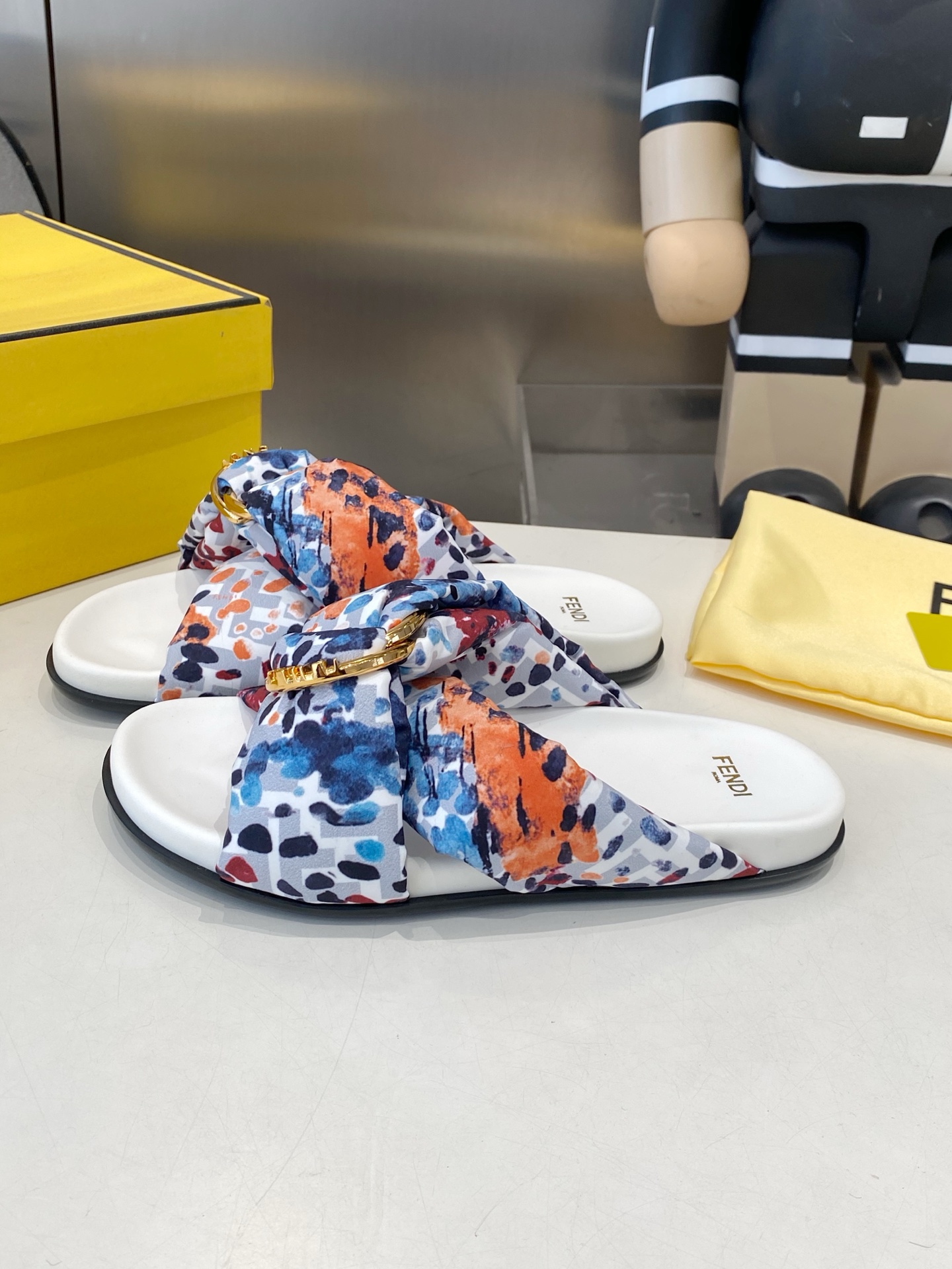 Fendi 2026 Summer Classic Buckle-Adorned Slippers