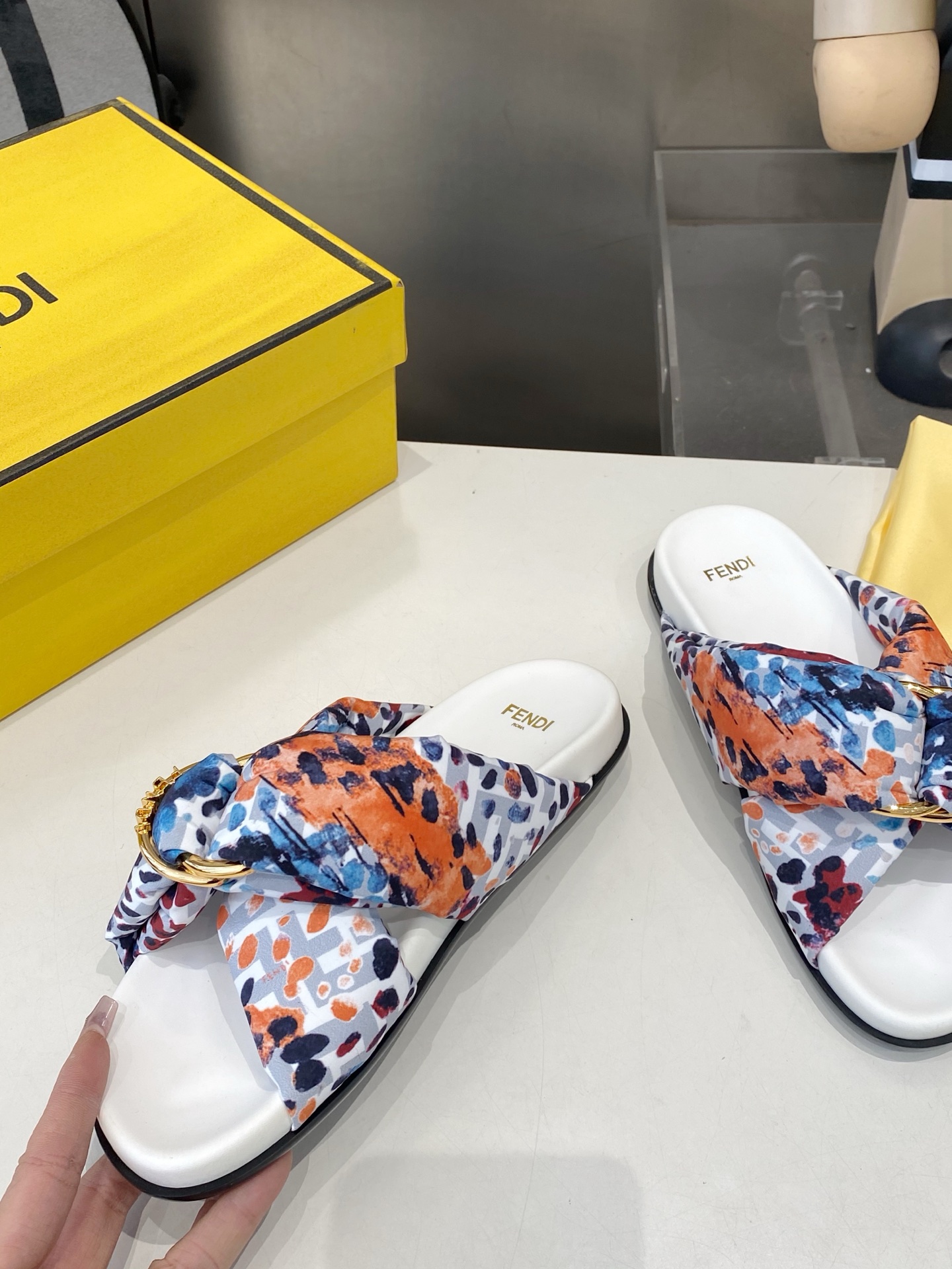 Fendi 2026 Summer Classic Buckle-Adorned Slippers