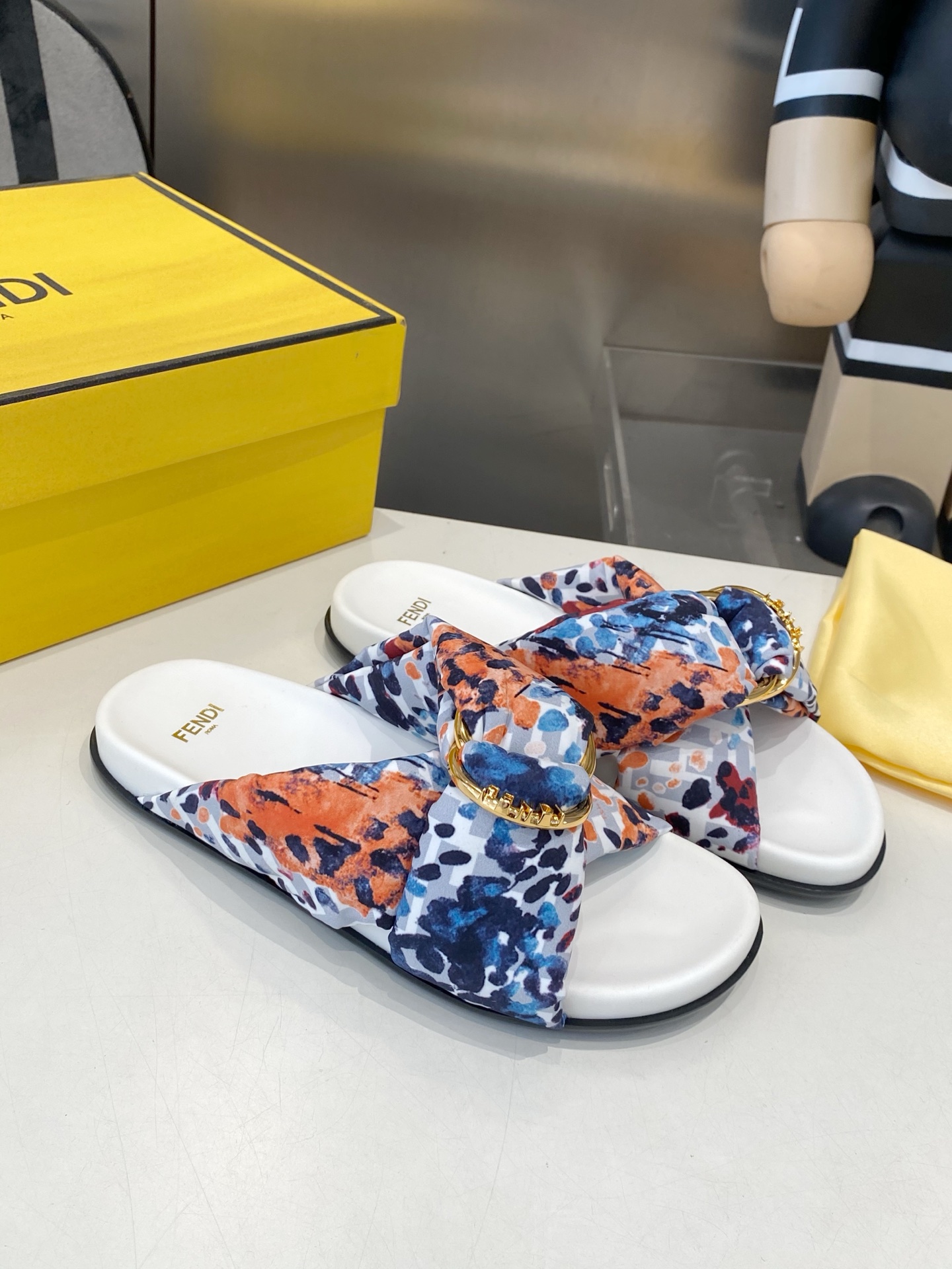 Fendi 2026 Summer Classic Buckle-Adorned Slippers