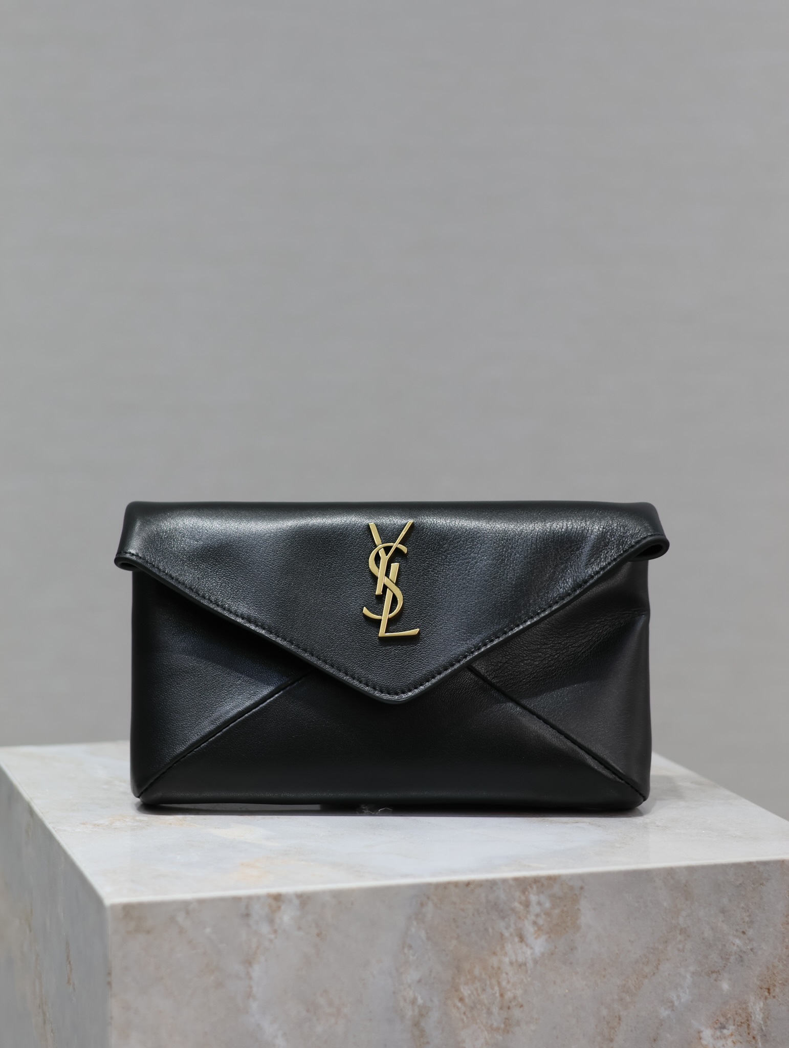 YSL【Black】 LE Envelope Clutch Style No.: 764931 Dimensions: 21.4 × 14 × 4 cm