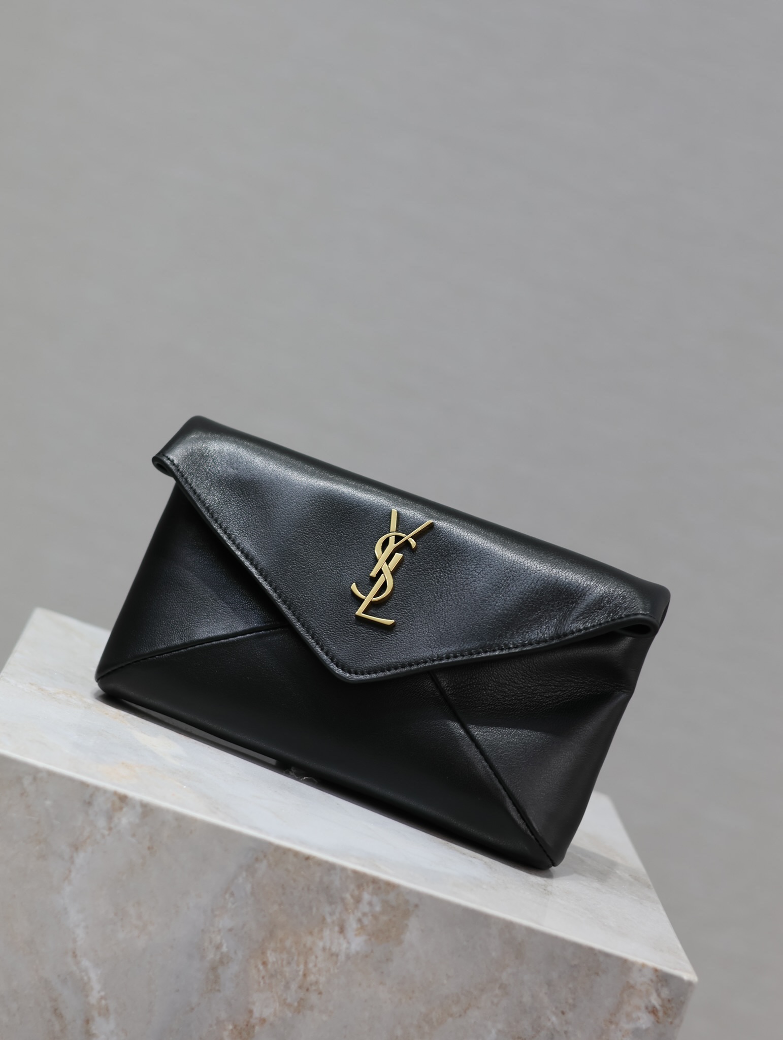 YSL【Black】 LE Envelope Clutch Style No.: 764931 Dimensions: 21.4 × 14 × 4 cm