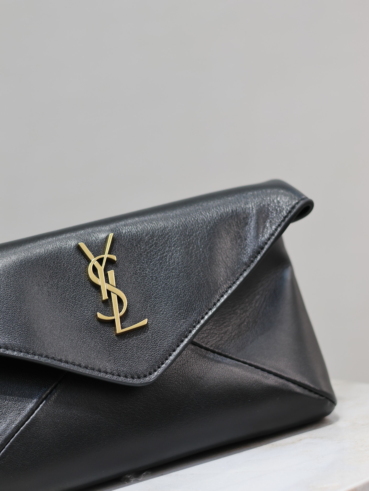 YSL【Black】 LE Envelope Clutch Style No.: 764931 Dimensions: 21.4 × 14 × 4 cm