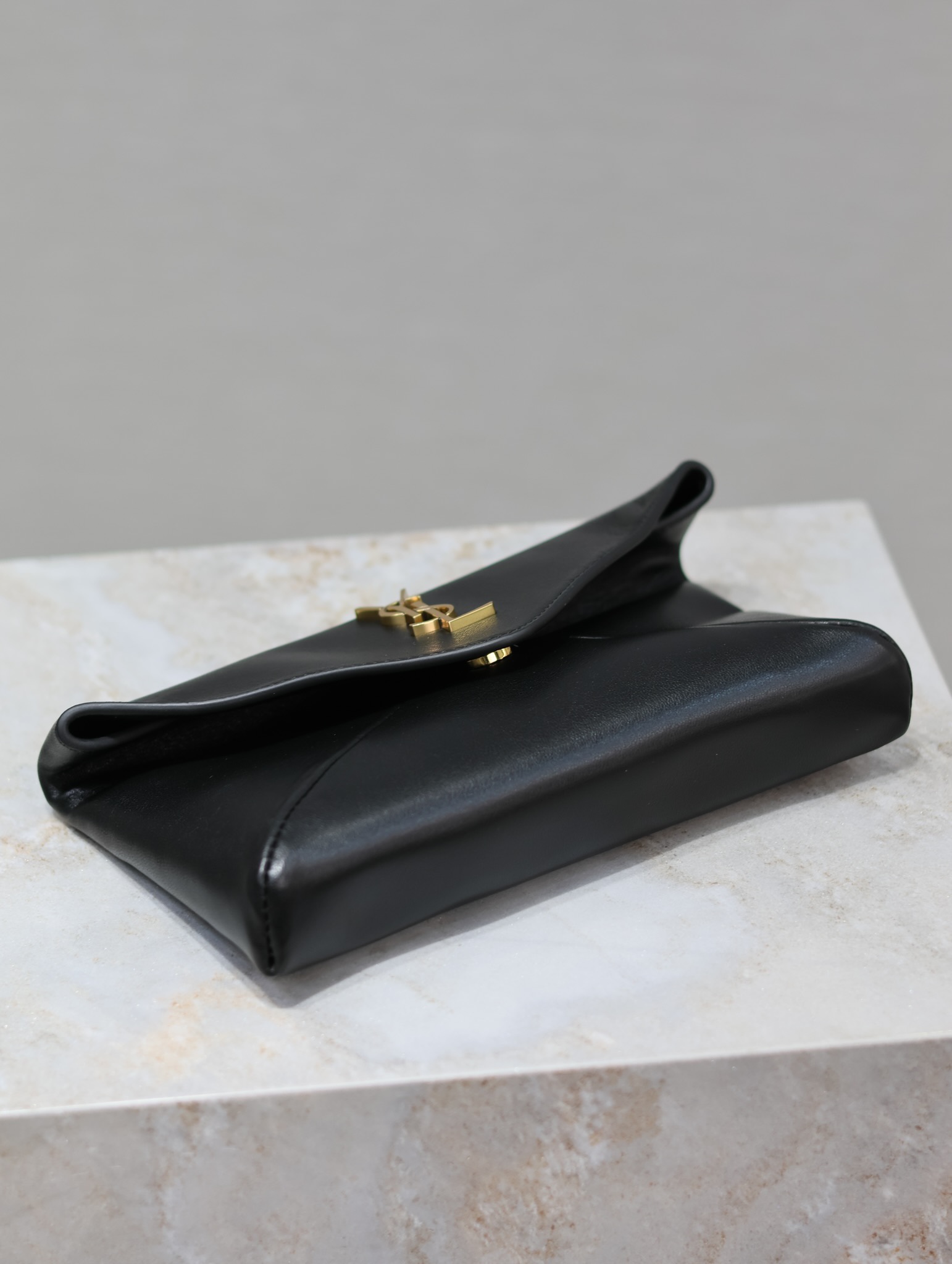 YSL【Black】 LE Envelope Clutch Style No.: 764931 Dimensions: 21.4 × 14 × 4 cm