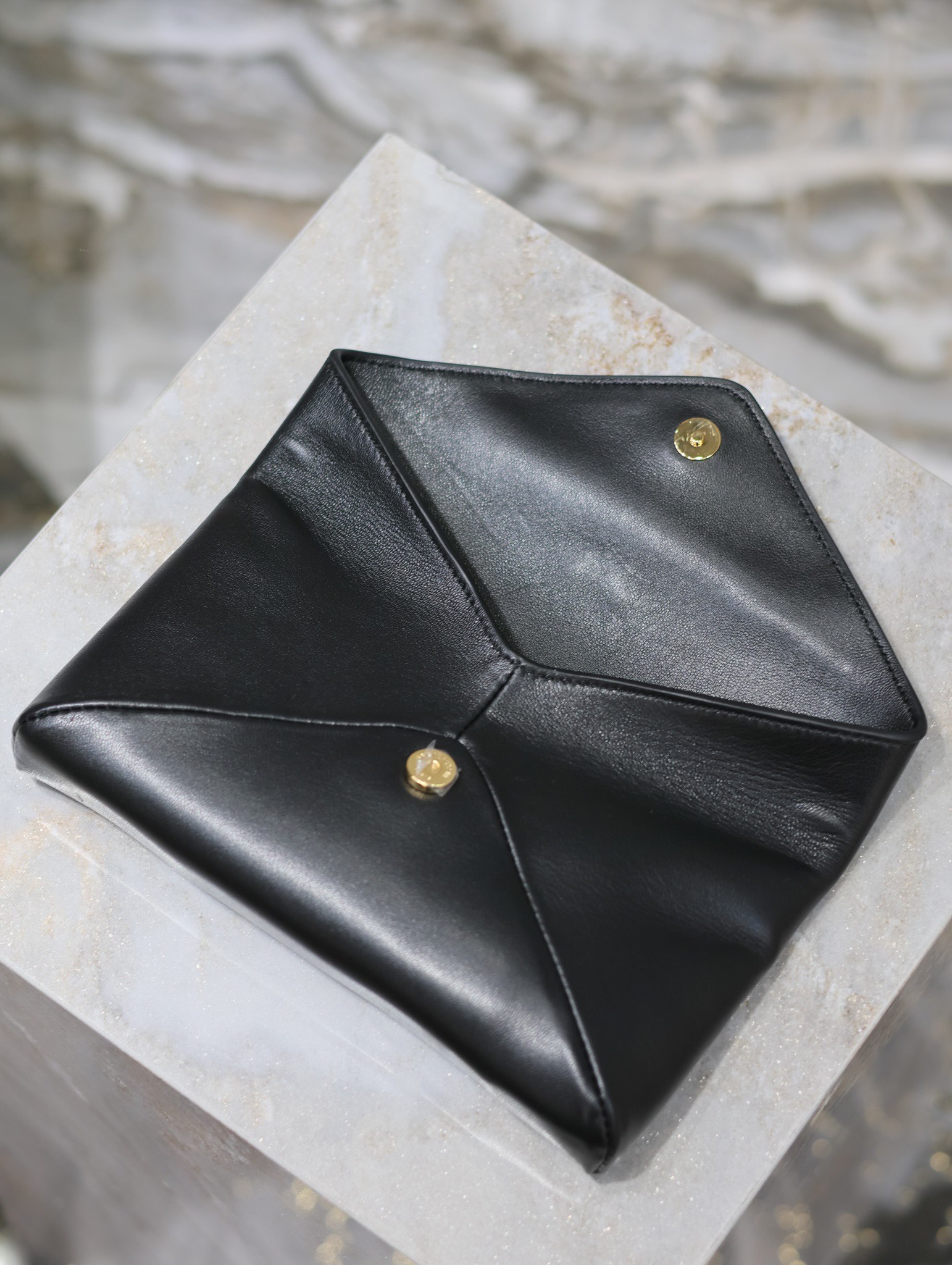 YSL【Black】 LE Envelope Clutch Style No.: 764931 Dimensions: 21.4 × 14 × 4 cm
