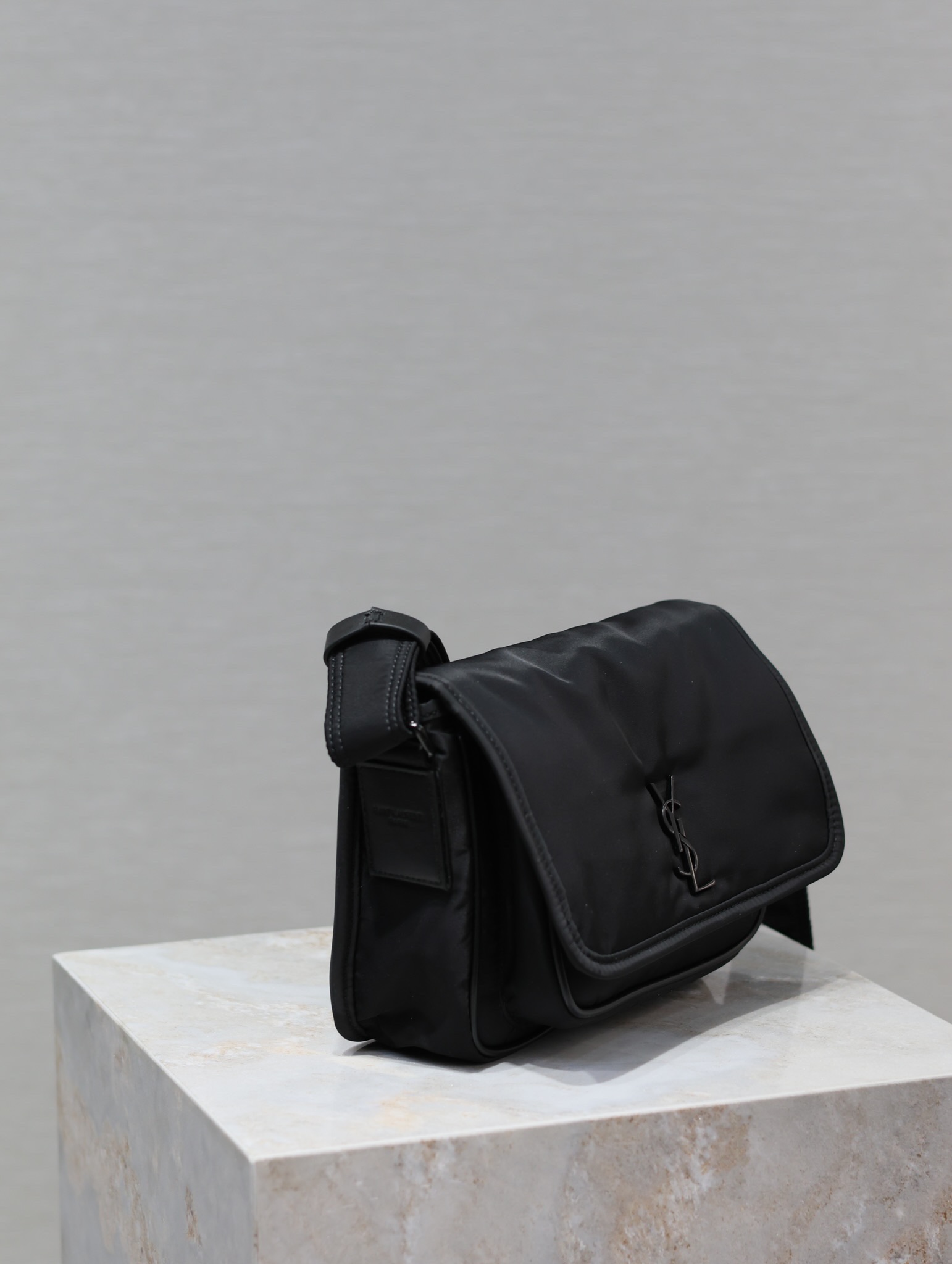 YSL Niki 22cm Nylon Style Style Number: 633151 Dimensions: 22 × 16.5 × 12 cm