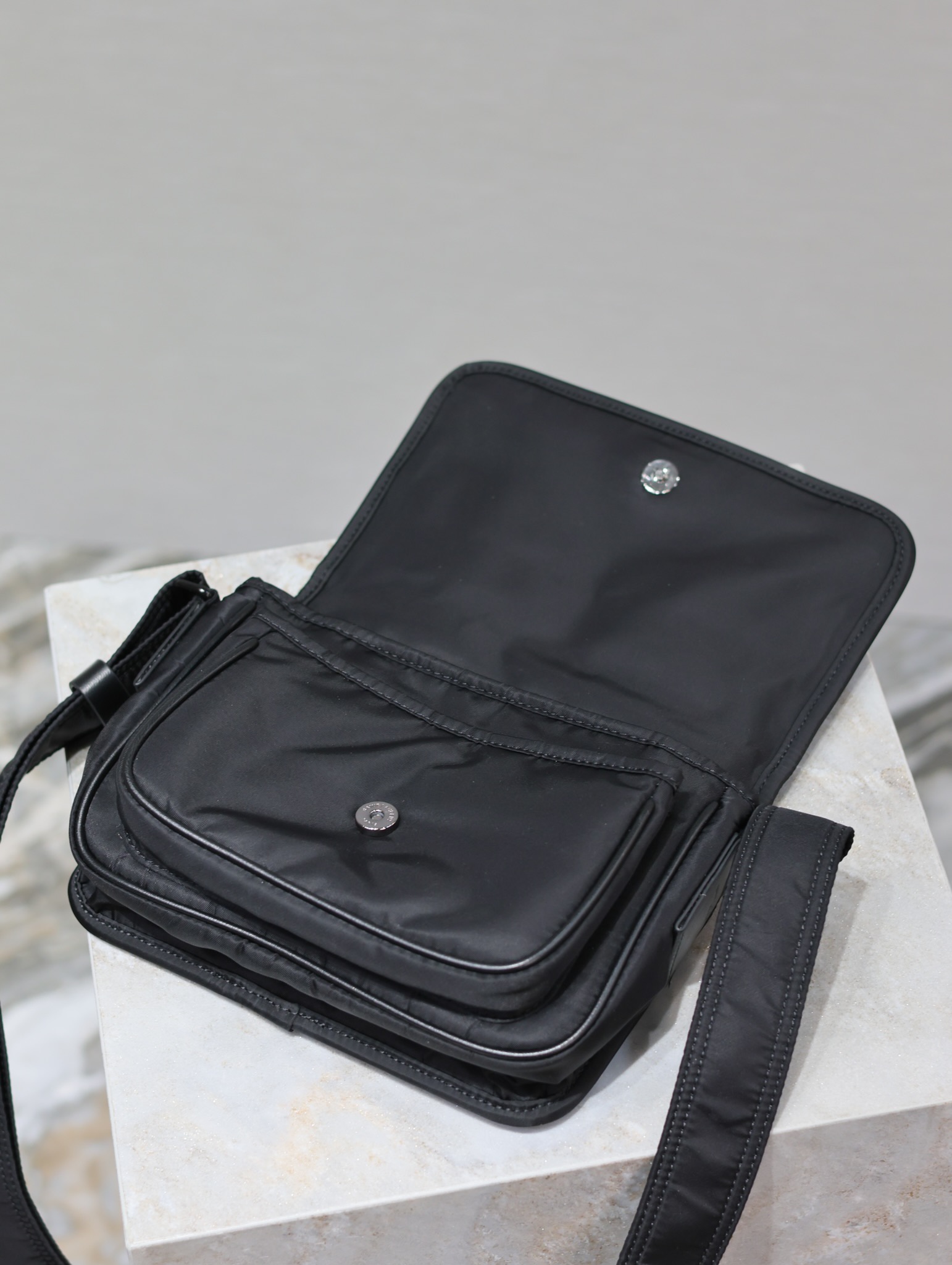 YSL Niki 22cm Nylon Style Style Number: 633151 Dimensions: 22 × 16.5 × 12 cm
