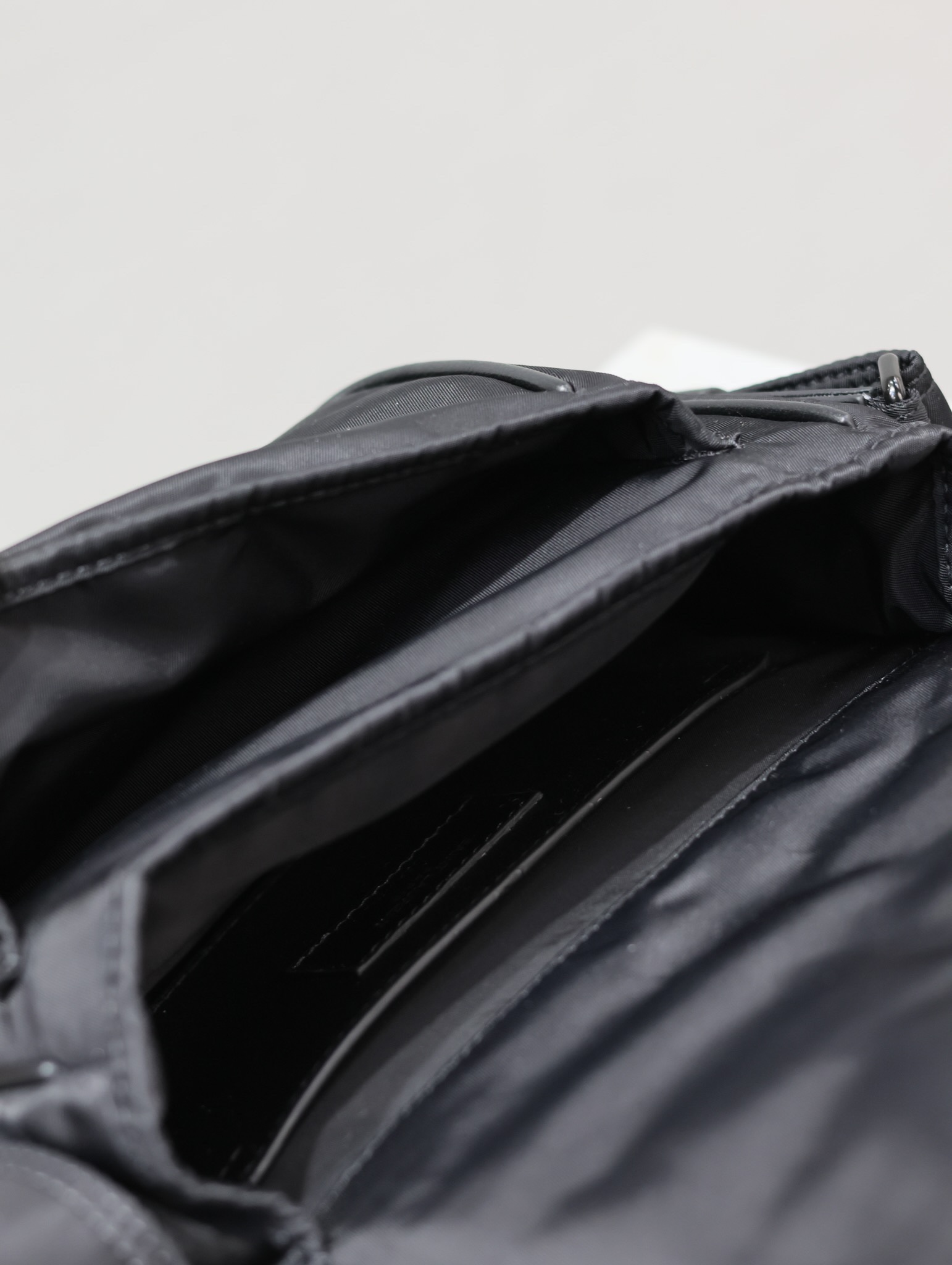 YSL Niki 22cm Nylon Style Style Number: 633151 Dimensions: 22 × 16.5 × 12 cm