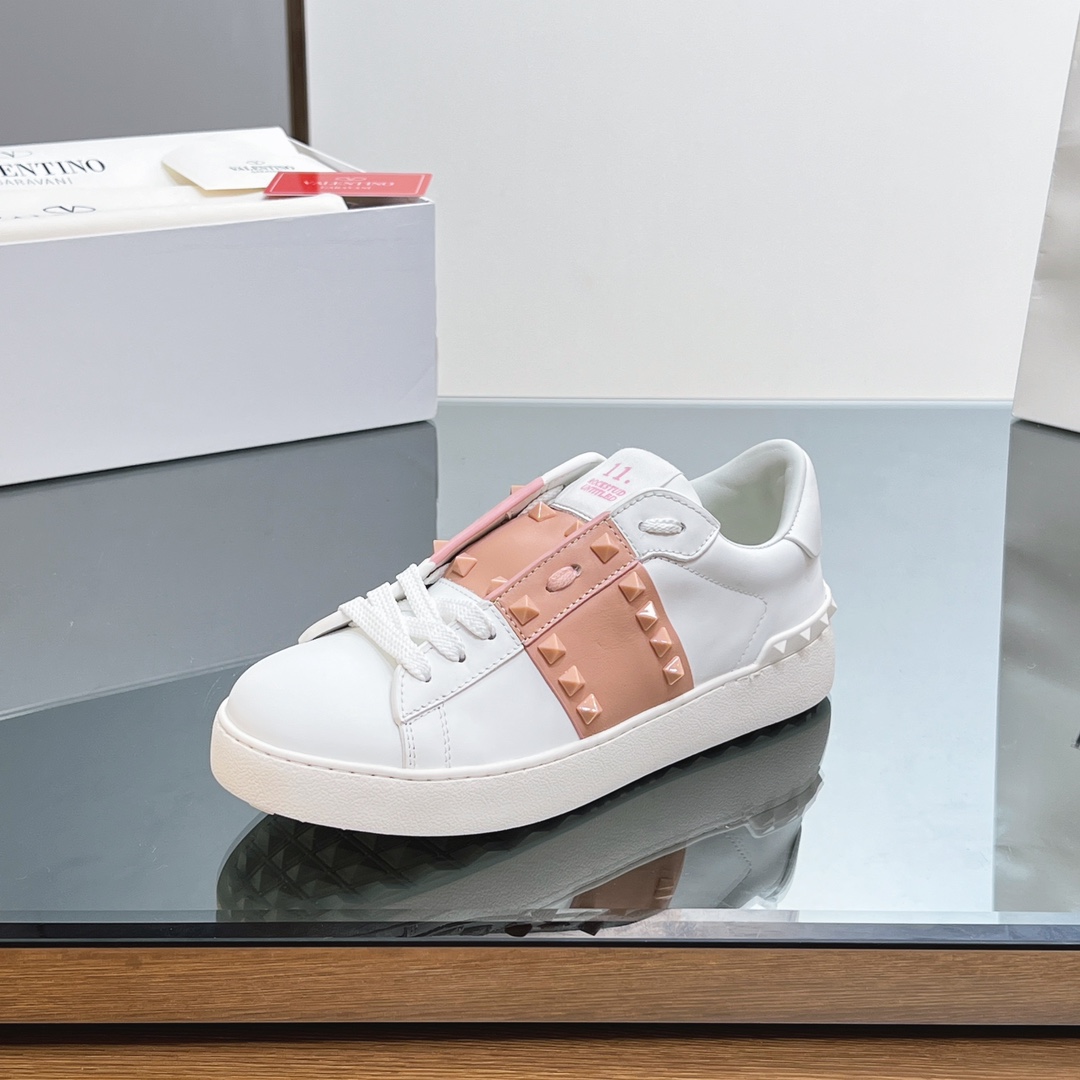 Valentino Garavani Rockstud Untitled 11. Sneaker