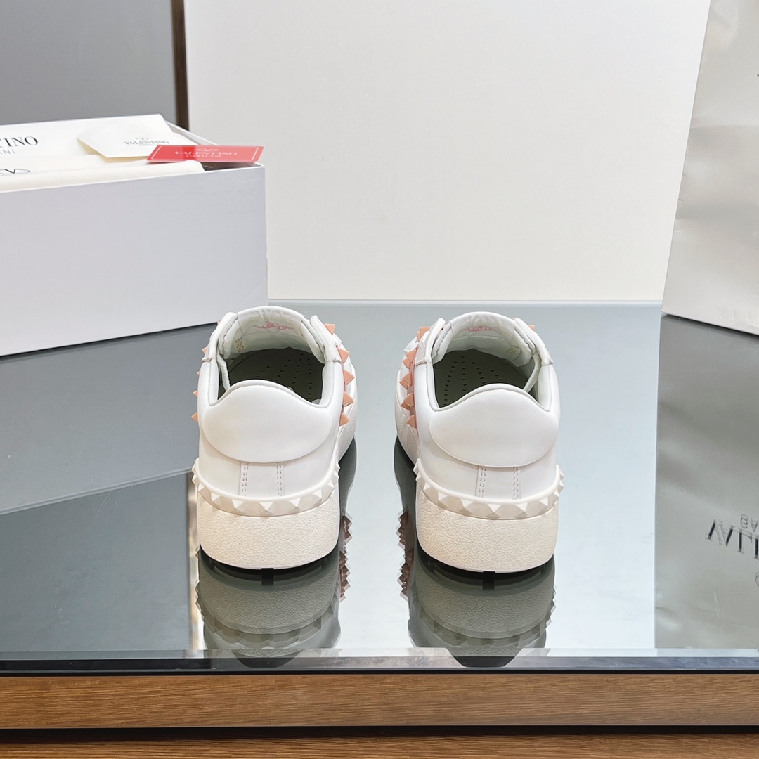 Valentino Garavani Rockstud Untitled 11. Sneaker