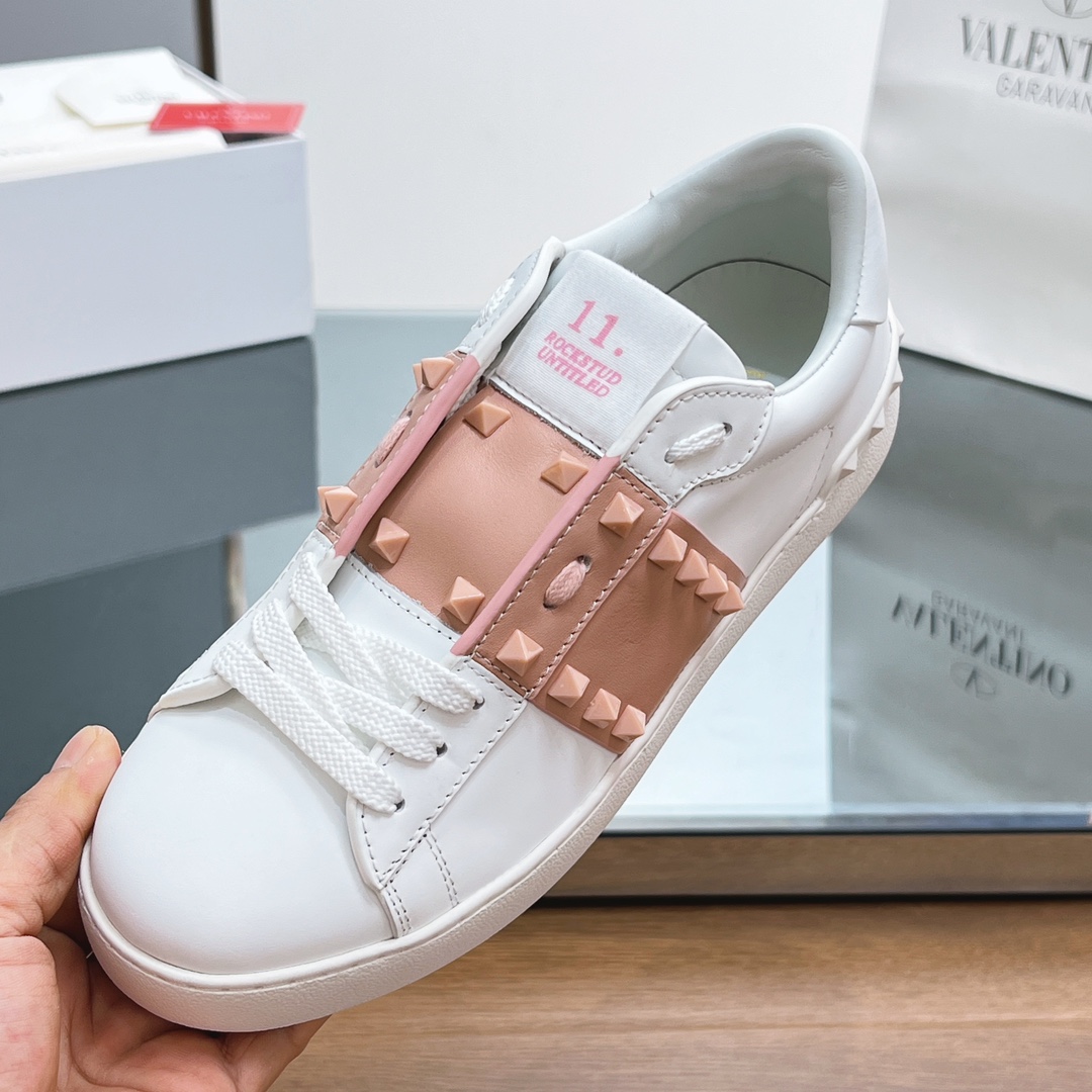 Valentino Garavani Rockstud Untitled 11. Sneaker
