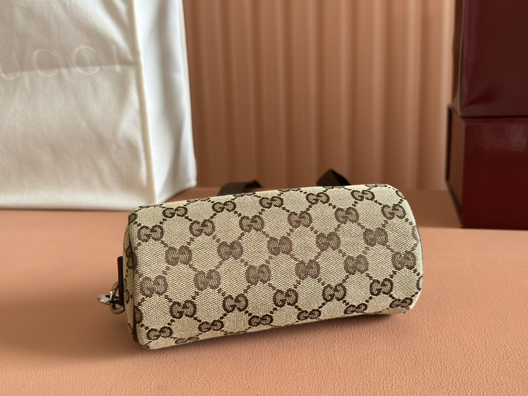 Gucci Model: 834269. Dimensions: 17.5 cm (width) x 8 cm (height) x 8 cm (depth) Weight: Approximately 260 grams