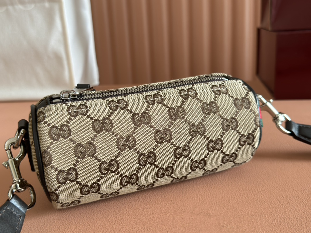 Gucci Model: 834269. Dimensions: 17.5 cm (width) x 8 cm (height) x 8 cm (depth) Weight: Approximately 260 grams