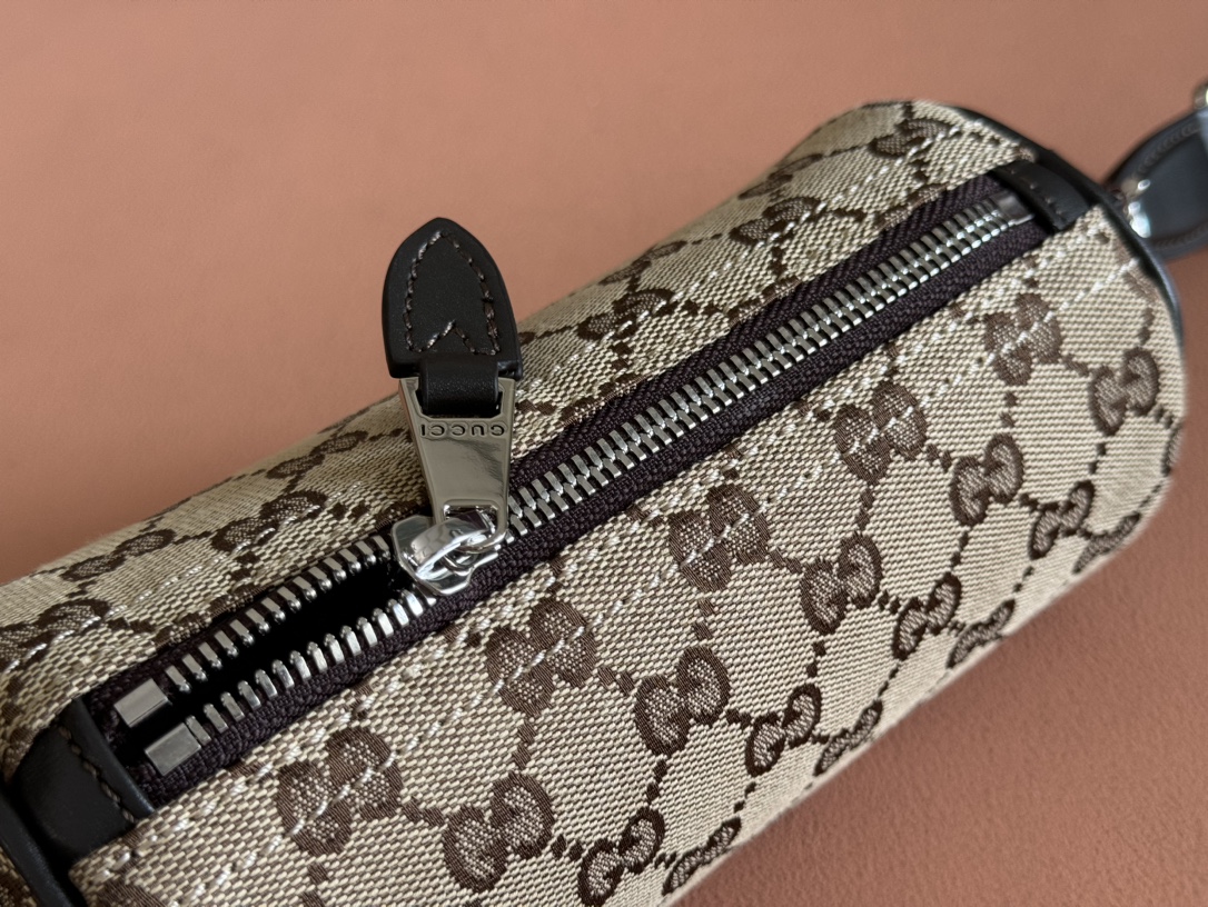 Gucci Model: 834269. Dimensions: 17.5 cm (width) x 8 cm (height) x 8 cm (depth) Weight: Approximately 260 grams