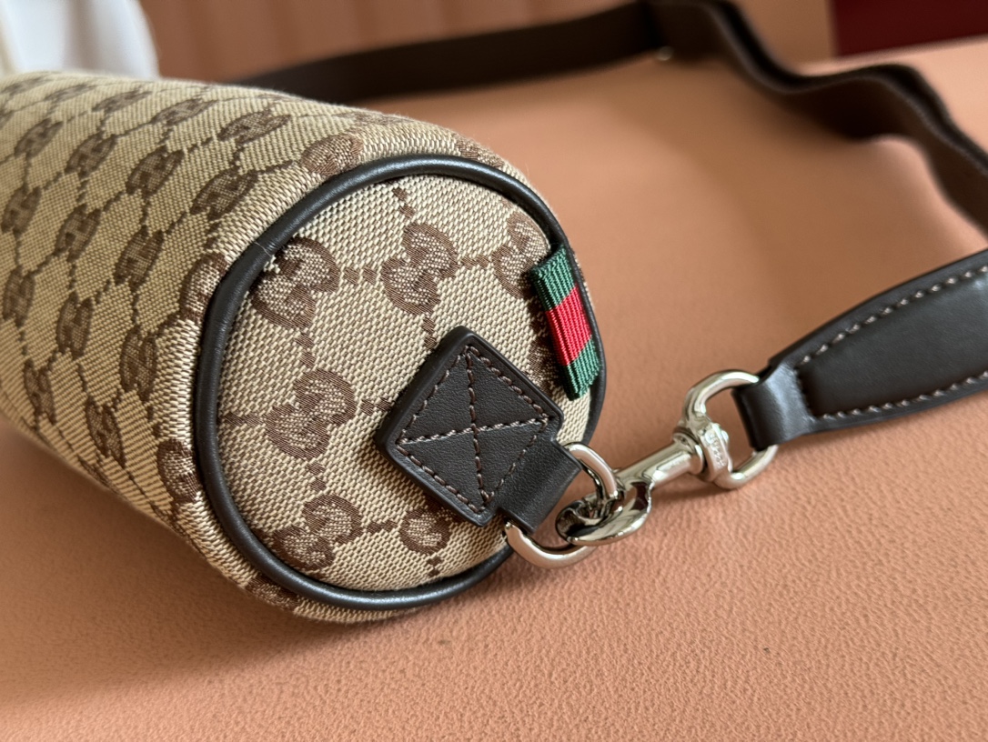 Gucci Model: 834269. Dimensions: 17.5 cm (width) x 8 cm (height) x 8 cm (depth) Weight: Approximately 260 grams