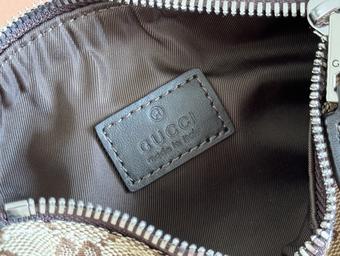 Gucci Model: 834269. Dimensions: 17.5 cm (width) x 8 cm (height) x 8 cm (depth) Weight: Approximately 260 grams