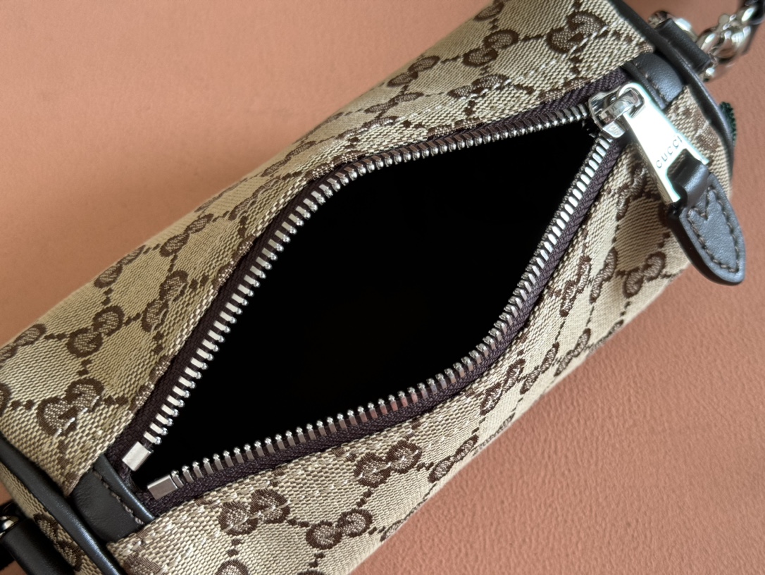 Gucci Model: 834269. Dimensions: 17.5 cm (width) x 8 cm (height) x 8 cm (depth) Weight: Approximately 260 grams