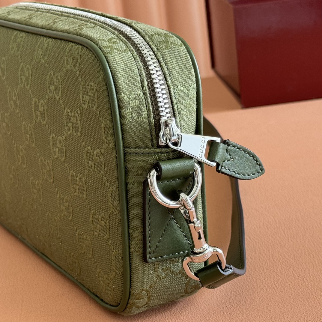 Gucci Model: 834802 Dimensions: 23.5 cm (width) x 15 cm (height) x 5 cm (depth) Weight: Approx. 0.4 kg Color: Forest Green Fabric