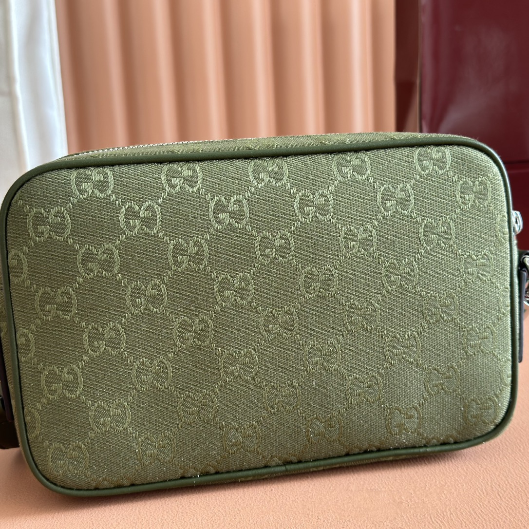 Gucci Model: 834802 Dimensions: 23.5 cm (width) x 15 cm (height) x 5 cm (depth) Weight: Approx. 0.4 kg Color: Forest Green Fabric
