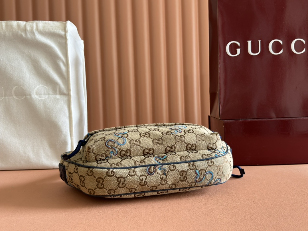 Gucci Model: 802096 Dimensions: 34 cm (width) x 15 cm (height) x 10 cm (depth) Weight: Approx. 0.5 kg Color: Snake-patterned apricot blue fabric
