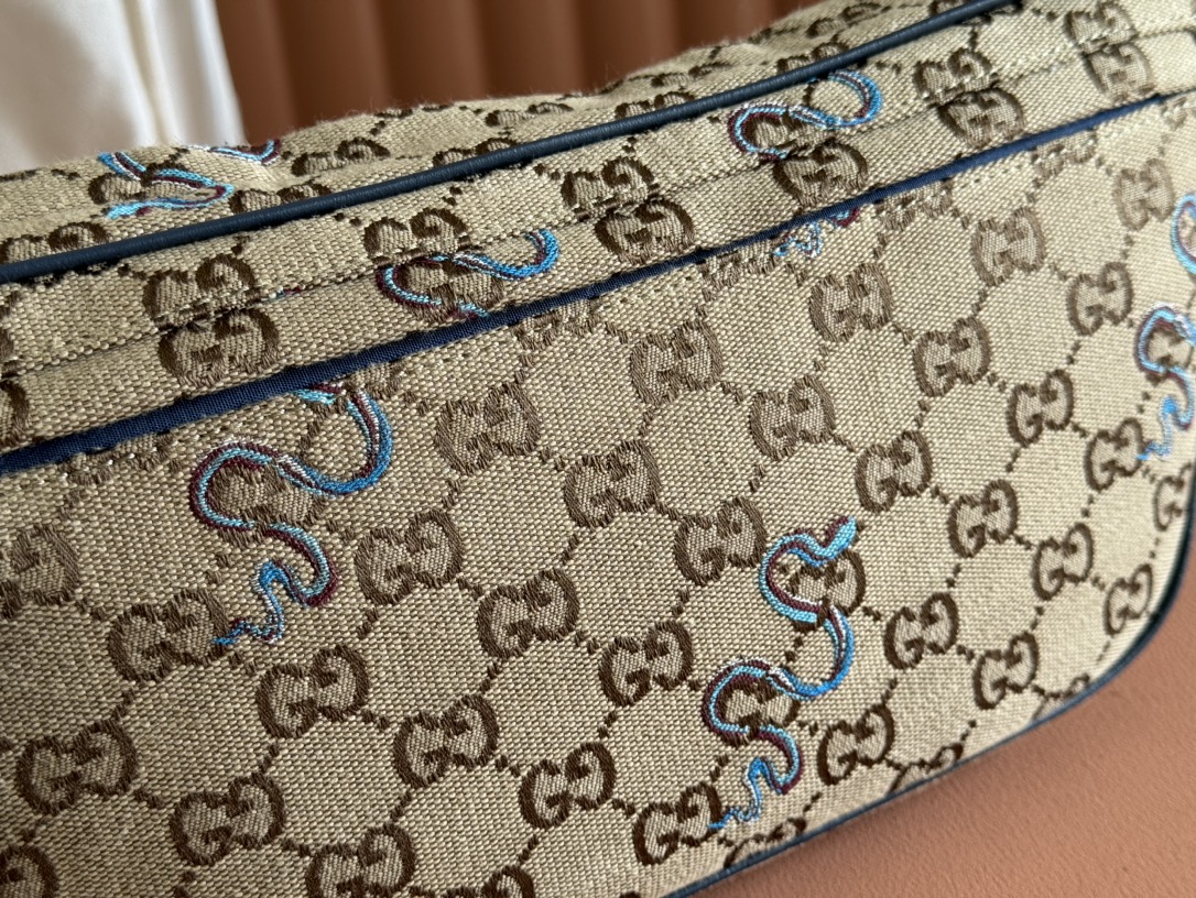 Gucci Model: 802096 Dimensions: 34 cm (width) x 15 cm (height) x 10 cm (depth) Weight: Approx. 0.5 kg Color: Snake-patterned apricot blue fabric