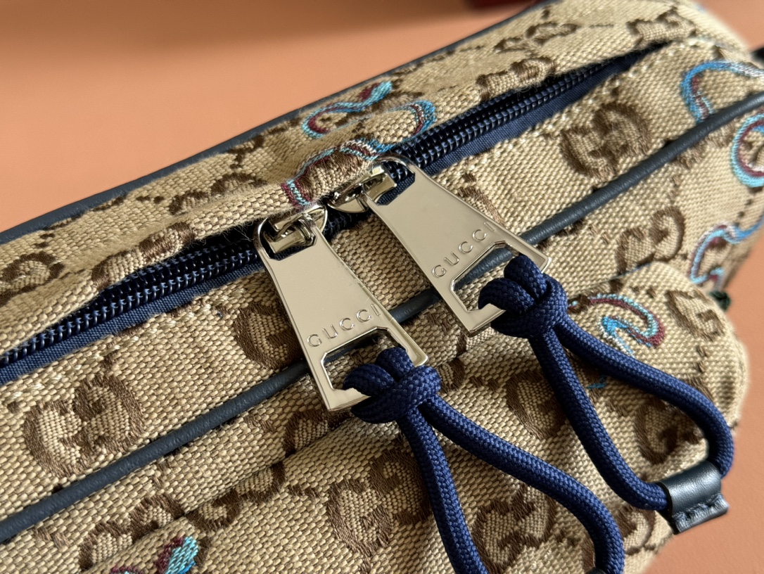 Gucci Model: 802096 Dimensions: 34 cm (width) x 15 cm (height) x 10 cm (depth) Weight: Approx. 0.5 kg Color: Snake-patterned apricot blue fabric
