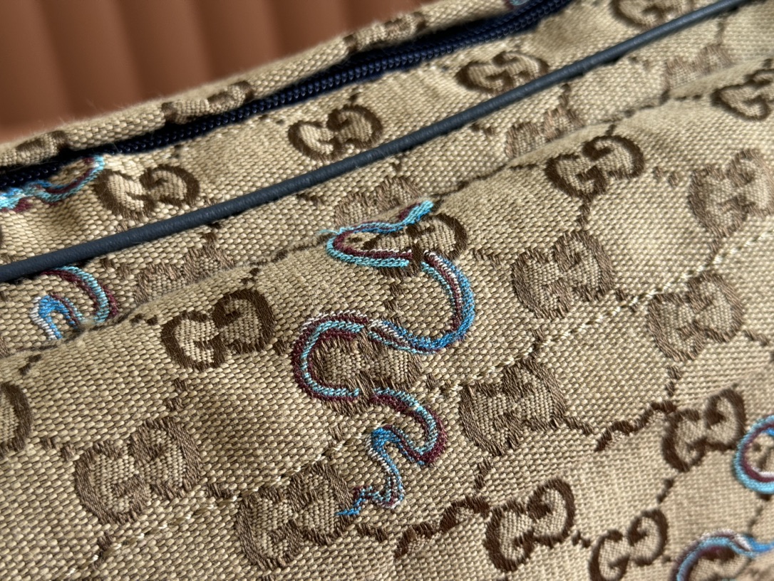 Gucci Model: 802096 Dimensions: 34 cm (width) x 15 cm (height) x 10 cm (depth) Weight: Approx. 0.5 kg Color: Snake-patterned apricot blue fabric
