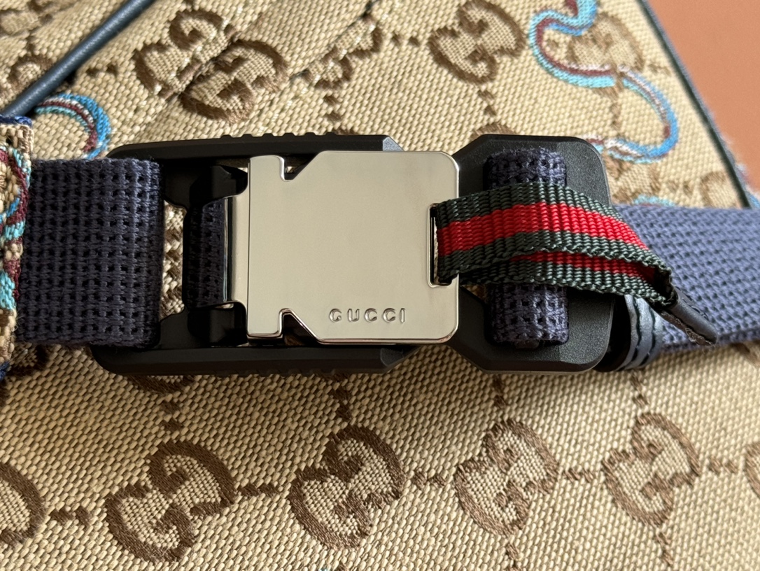 Gucci Model: 802096 Dimensions: 34 cm (width) x 15 cm (height) x 10 cm (depth) Weight: Approx. 0.5 kg Color: Snake-patterned apricot blue fabric